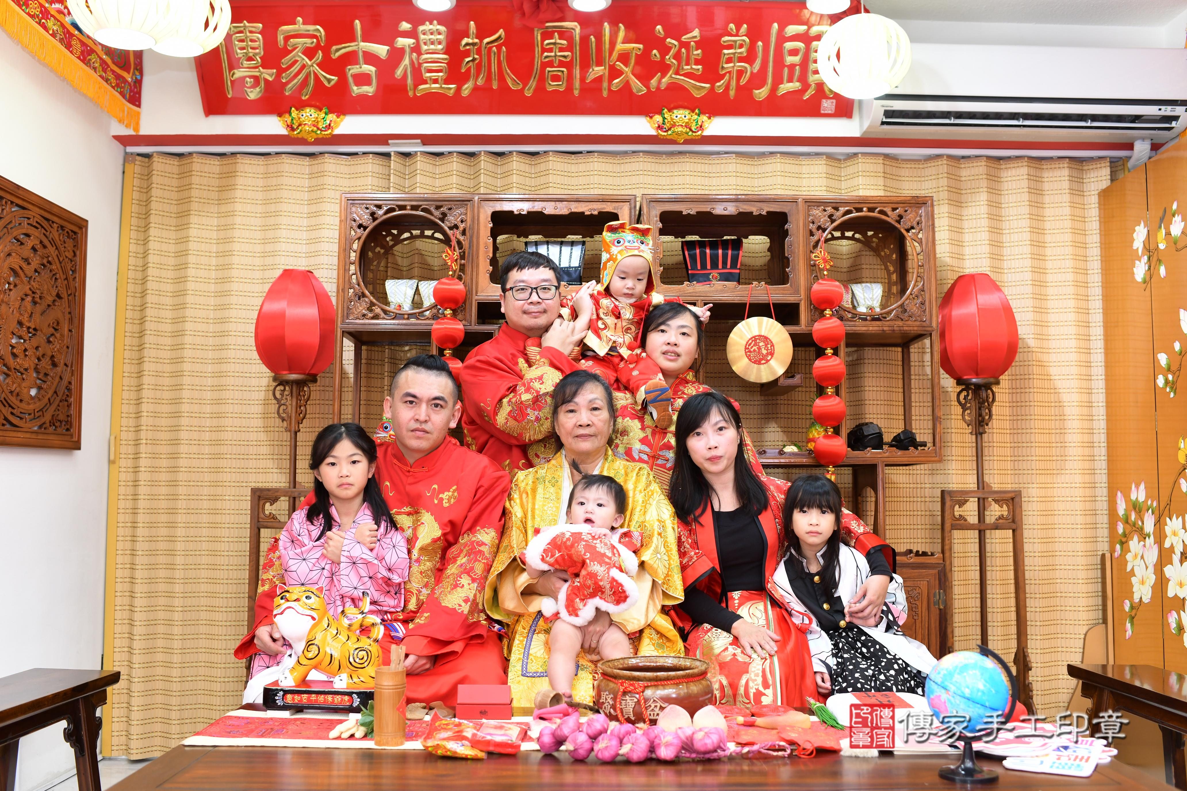 傳家手工印章台南店、抓周、度脺、中國風會場、傳家嬰兒古禮、吉祥話、抓周道具物品24種、拍照。抓周證書。寶寶抓周、滿周歲、生日快樂、祝福
