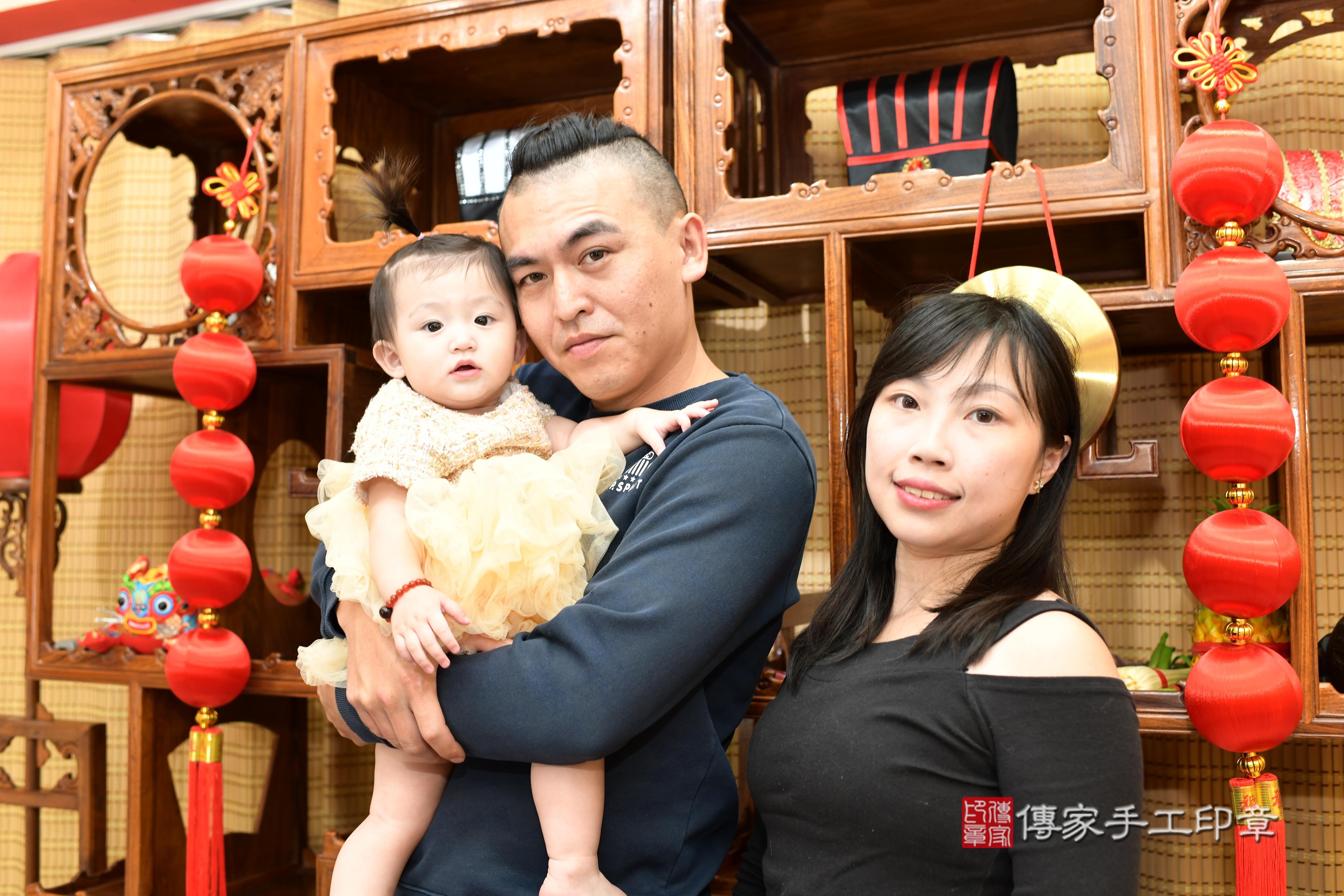 傳家手工印章台南店、抓周、度脺、中國風會場、傳家嬰兒古禮、吉祥話、抓周道具物品24種、拍照。抓周證書。寶寶抓周、滿周歲、生日快樂、祝福