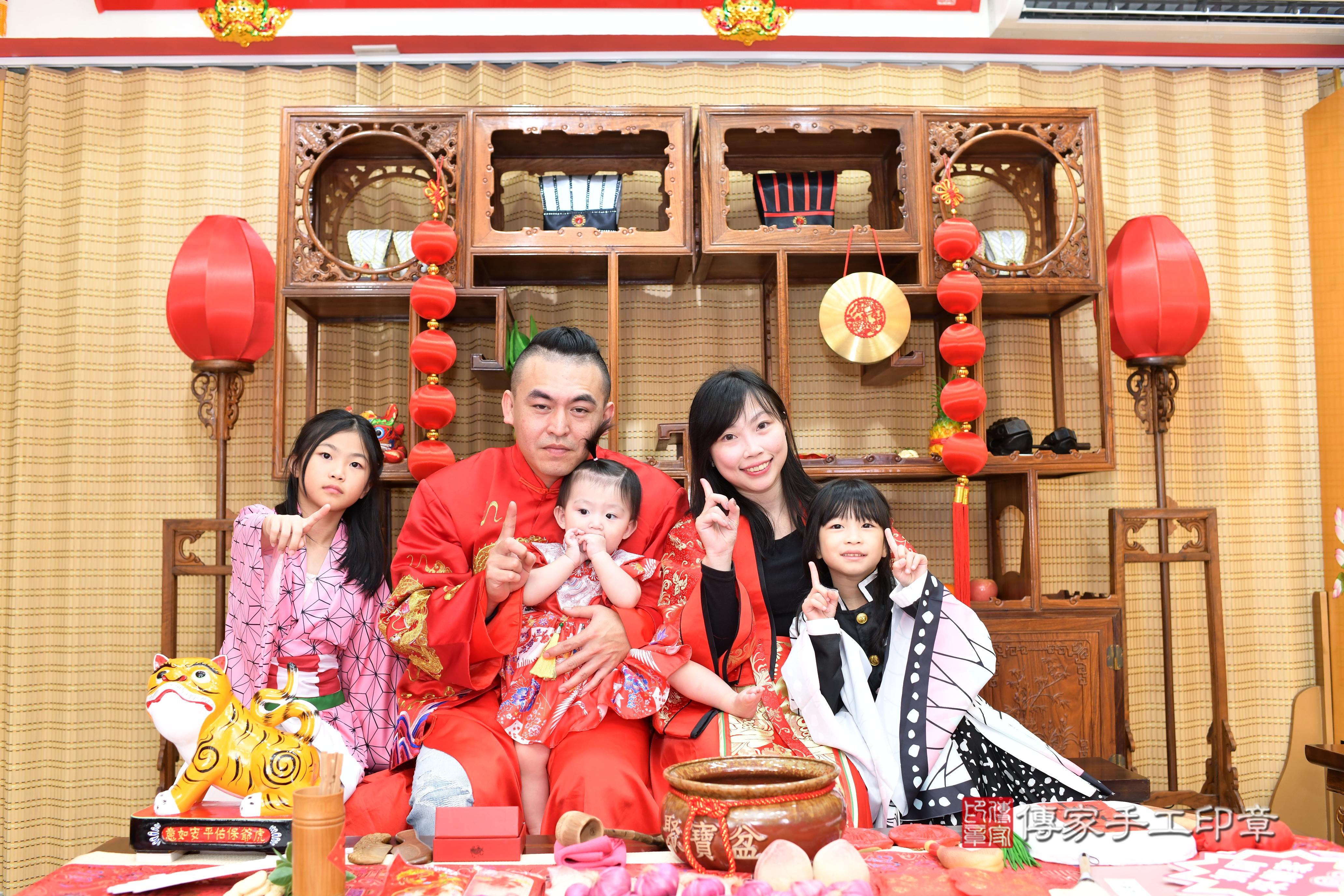 傳家手工印章台南店、抓周、度脺、中國風會場、傳家嬰兒古禮、吉祥話、抓周道具物品24種、拍照。抓周證書。寶寶抓周、滿周歲、生日快樂、祝福