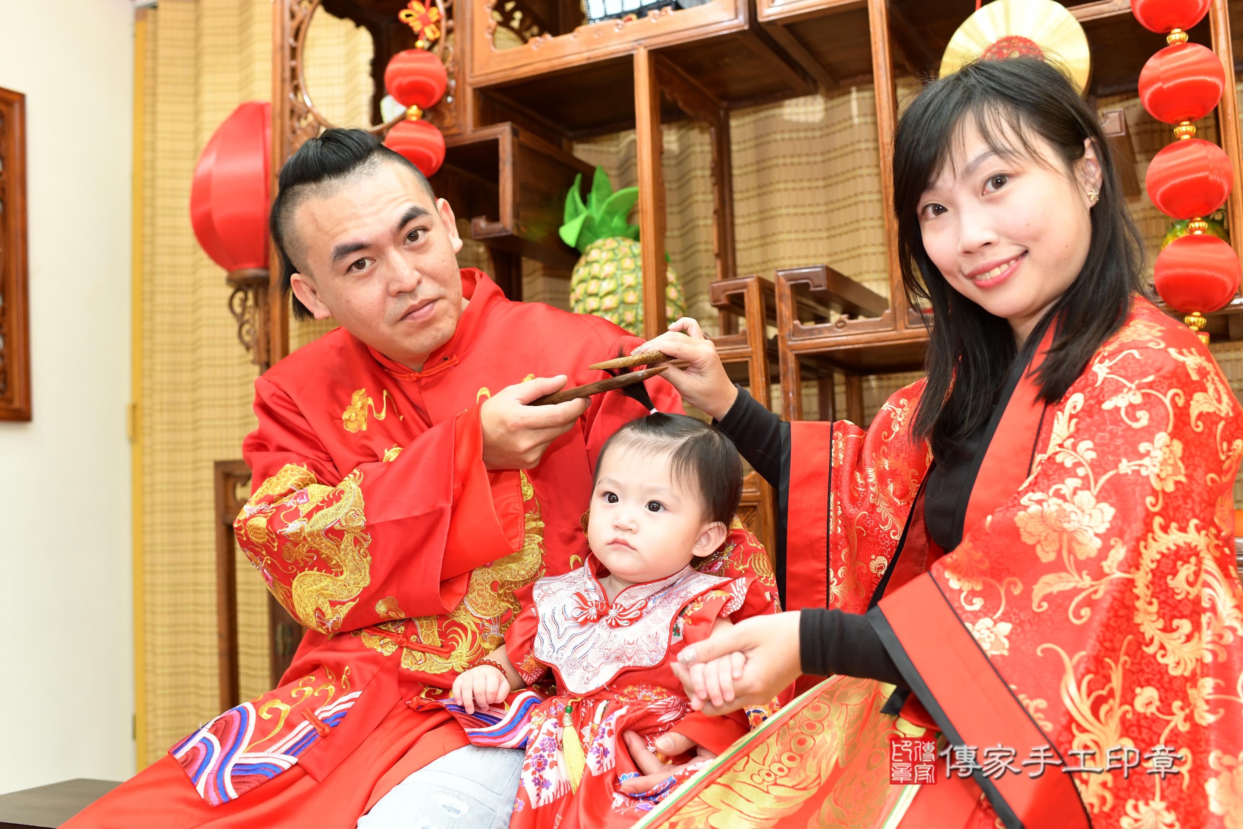 傳家手工印章台南店、抓周、度脺、中國風會場、傳家嬰兒古禮、吉祥話、抓周道具物品24種、拍照。抓周證書。寶寶抓周、滿周歲、生日快樂、祝福