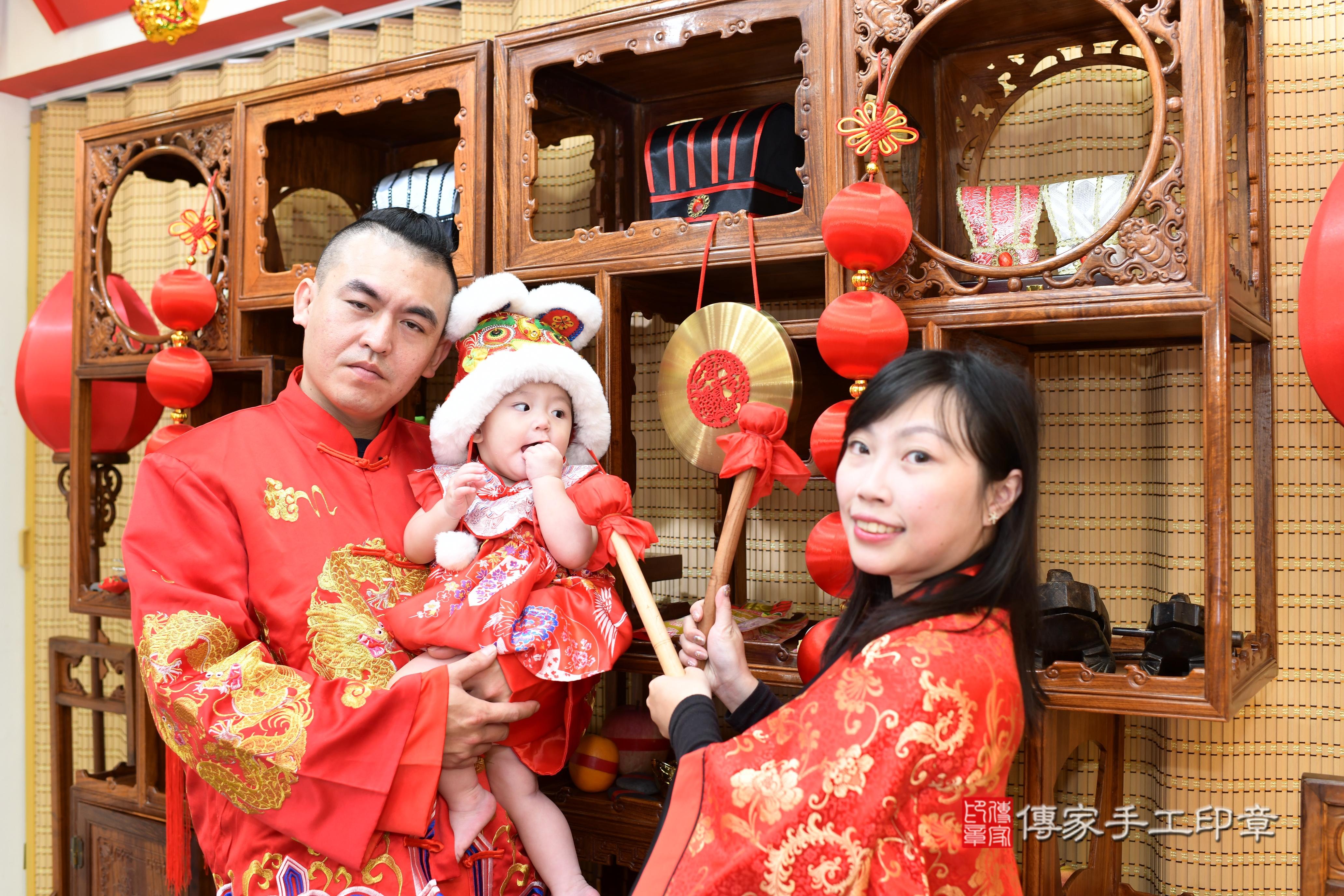 傳家手工印章台南店、抓周、度脺、中國風會場、傳家嬰兒古禮、吉祥話、抓周道具物品24種、拍照。抓周證書。寶寶抓周、滿周歲、生日快樂、祝福