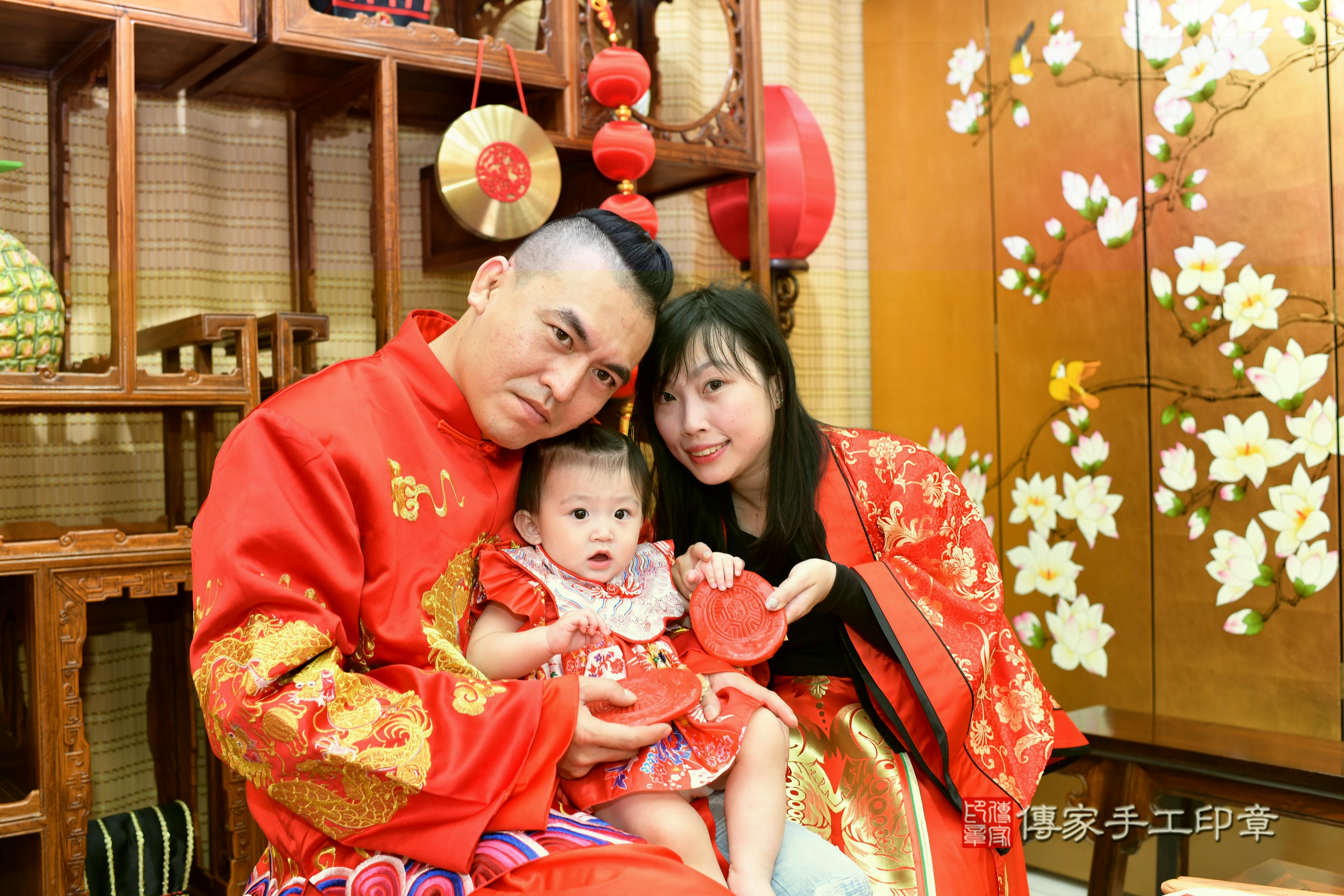 傳家手工印章台南店、抓周、度脺、中國風會場、傳家嬰兒古禮、吉祥話、抓周道具物品24種、拍照。抓周證書。寶寶抓周、滿周歲、生日快樂、祝福