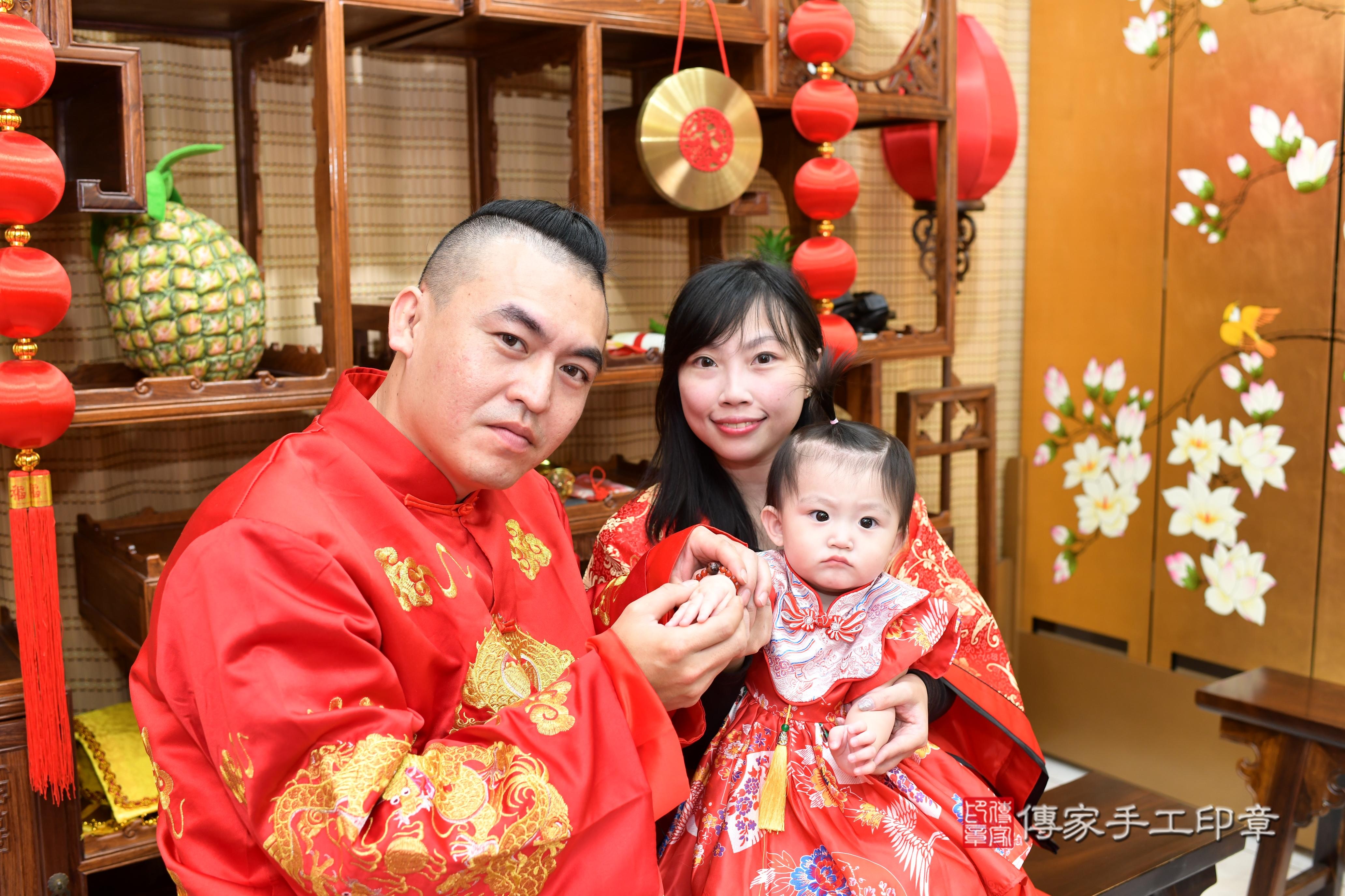 傳家手工印章台南店、抓周、度脺、中國風會場、傳家嬰兒古禮、吉祥話、抓周道具物品24種、拍照。抓周證書。寶寶抓周、滿周歲、生日快樂、祝福