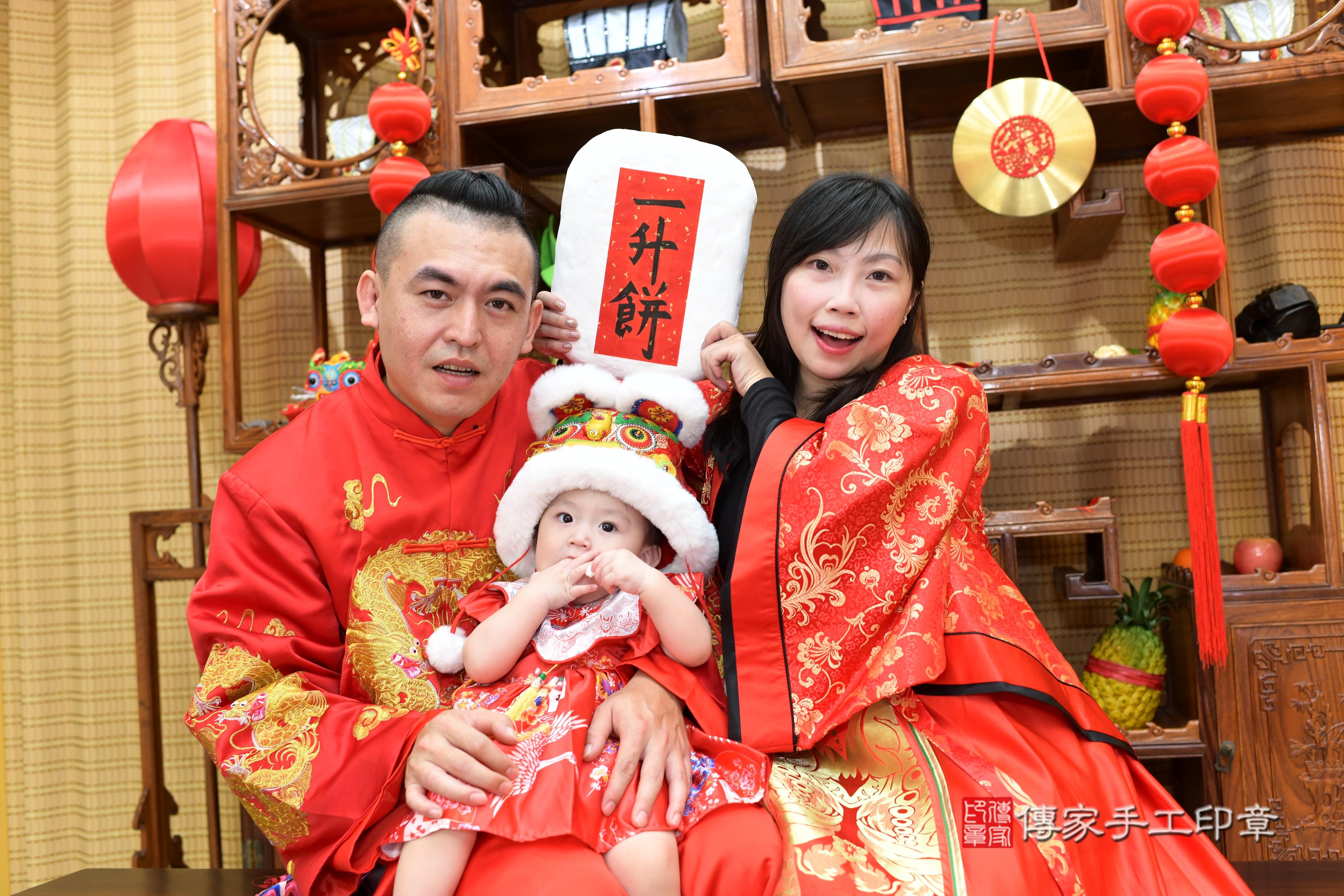 傳家手工印章台南店、抓周、度脺、中國風會場、傳家嬰兒古禮、吉祥話、抓周道具物品24種、拍照。抓周證書。寶寶抓周、滿周歲、生日快樂、祝福
