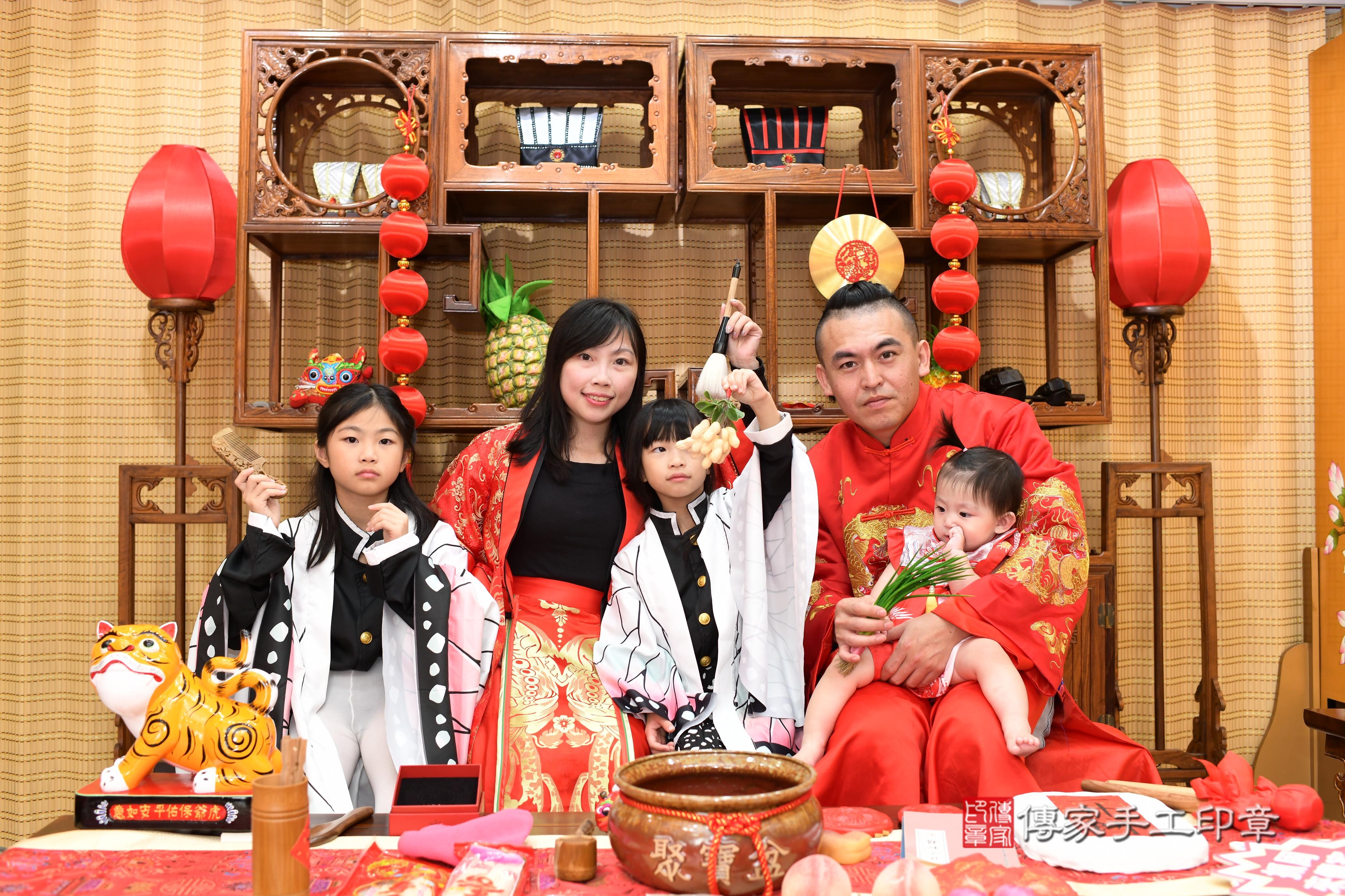 傳家手工印章台南店、抓周、度脺、中國風會場、傳家嬰兒古禮、吉祥話、抓周道具物品24種、拍照。抓周證書。寶寶抓周、滿周歲、生日快樂、祝福