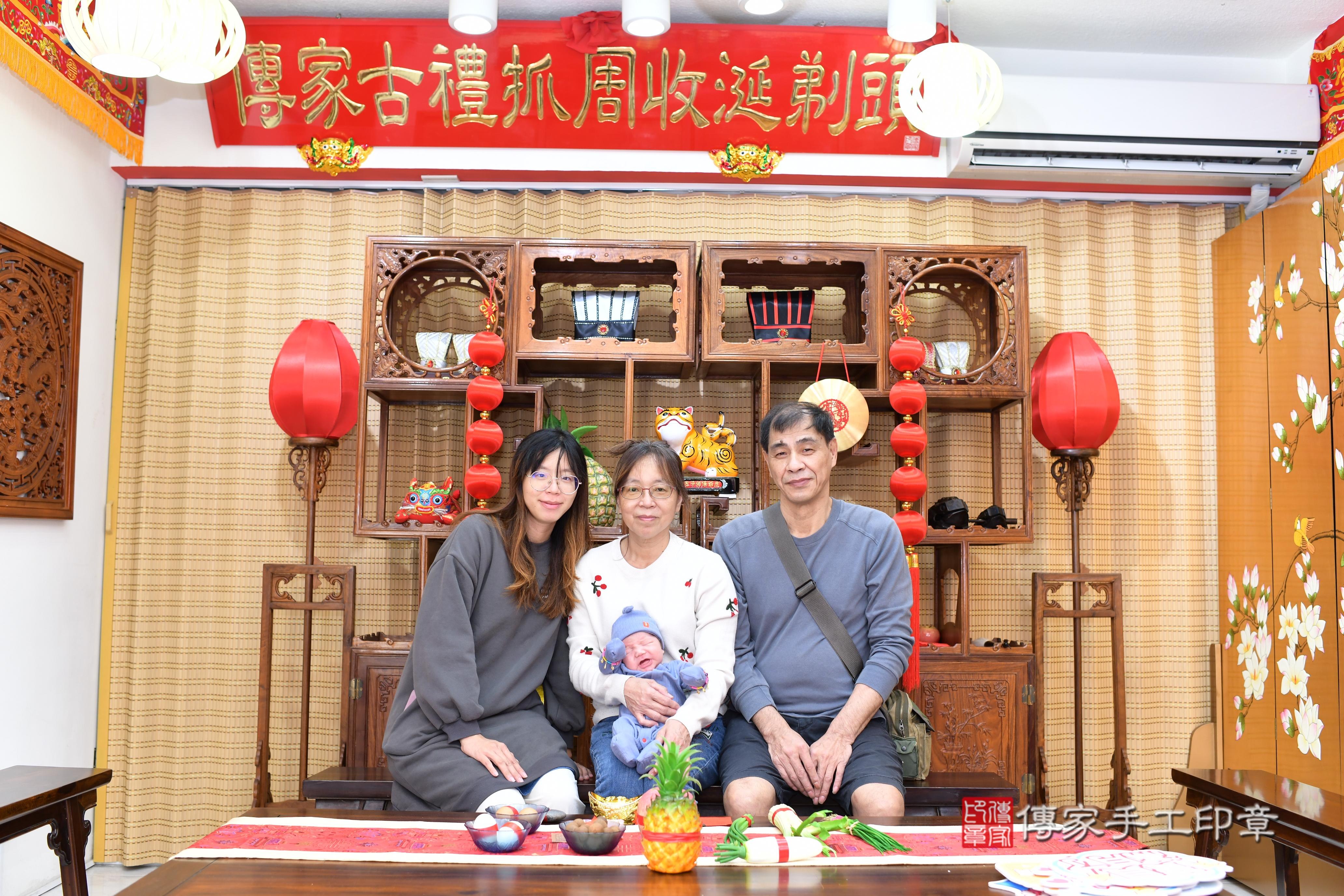 傳家手工印章台南店、抓周、度脺、中國風會場、傳家嬰兒古禮、吉祥話、抓周道具物品24種、拍照。抓周證書。寶寶抓周、滿周歲、生日快樂、祝福