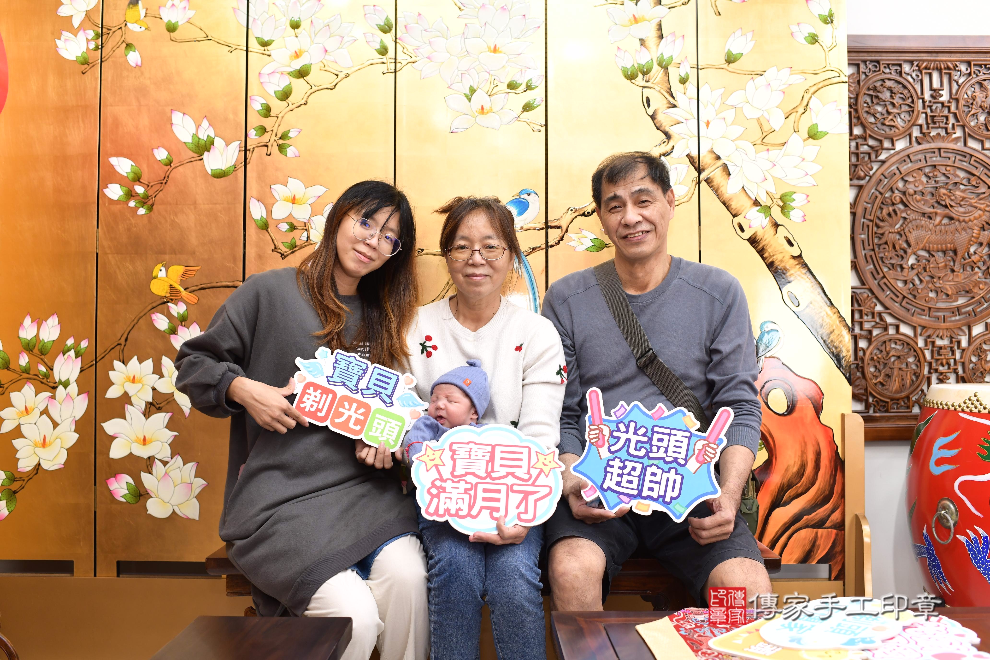 傳家手工印章台南店、抓周、度脺、中國風會場、傳家嬰兒古禮、吉祥話、抓周道具物品24種、拍照。抓周證書。寶寶抓周、滿周歲、生日快樂、祝福
