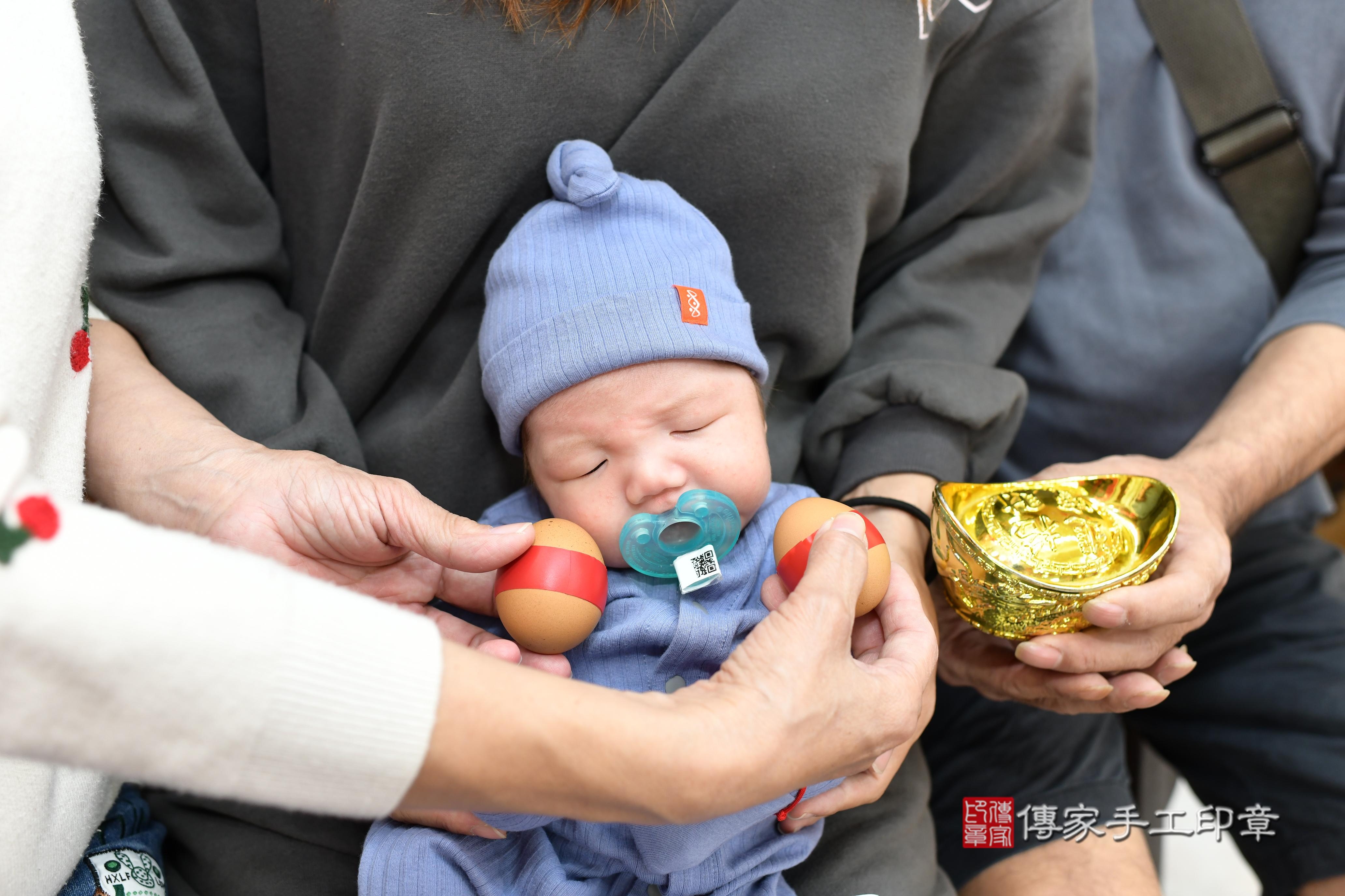 傳家手工印章台南店、抓周、度脺、中國風會場、傳家嬰兒古禮、吉祥話、抓周道具物品24種、拍照。抓周證書。寶寶抓周、滿周歲、生日快樂、祝福