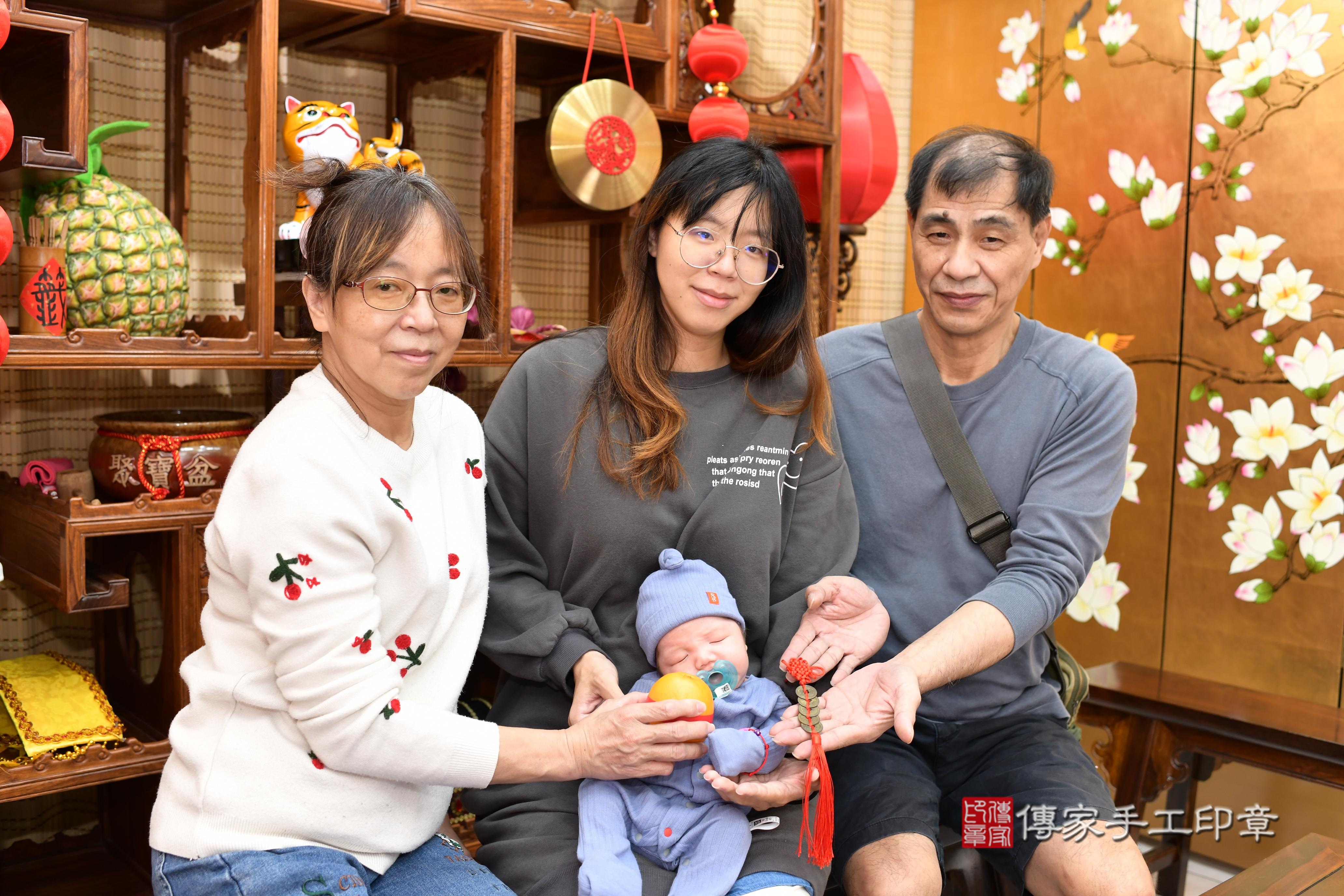 傳家手工印章台南店、抓周、度脺、中國風會場、傳家嬰兒古禮、吉祥話、抓周道具物品24種、拍照。抓周證書。寶寶抓周、滿周歲、生日快樂、祝福