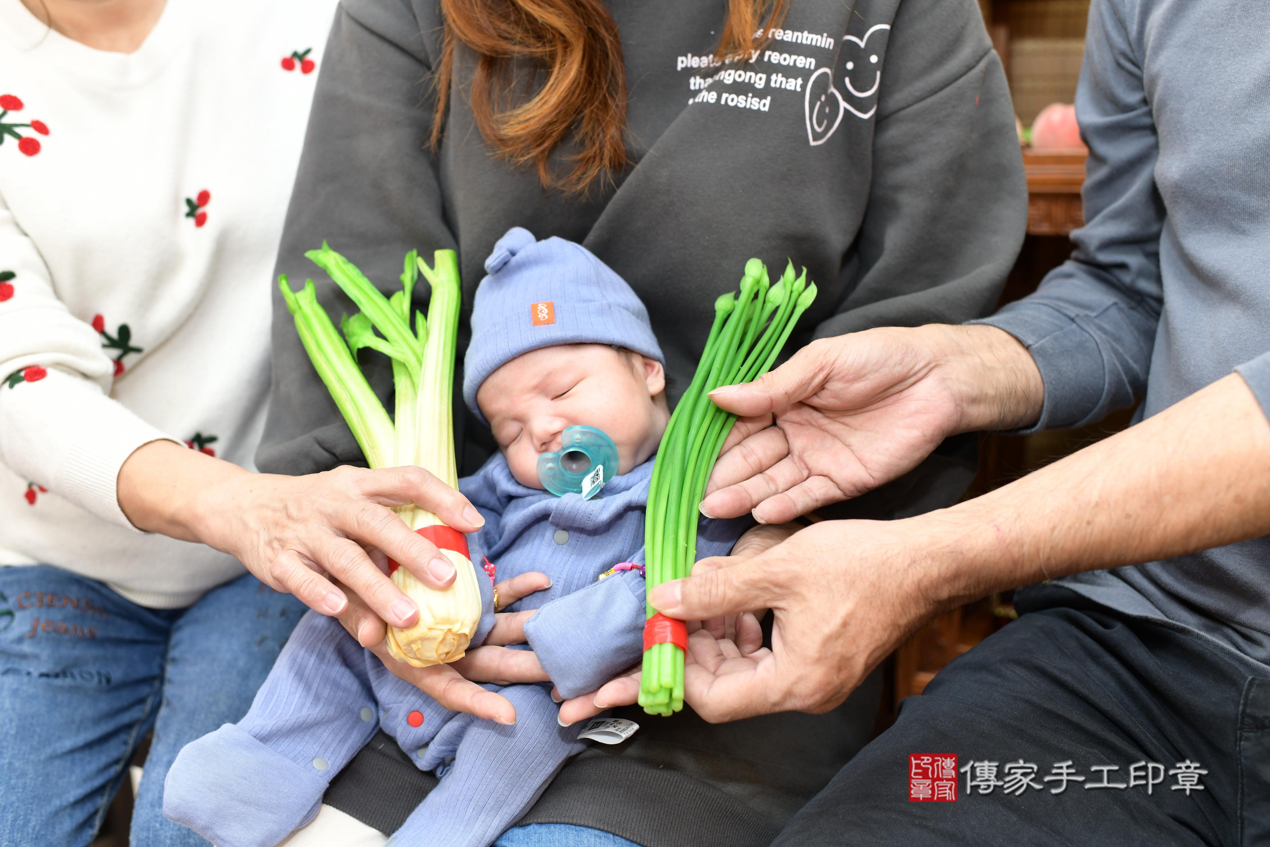 傳家手工印章台南店、抓周、度脺、中國風會場、傳家嬰兒古禮、吉祥話、抓周道具物品24種、拍照。抓周證書。寶寶抓周、滿周歲、生日快樂、祝福