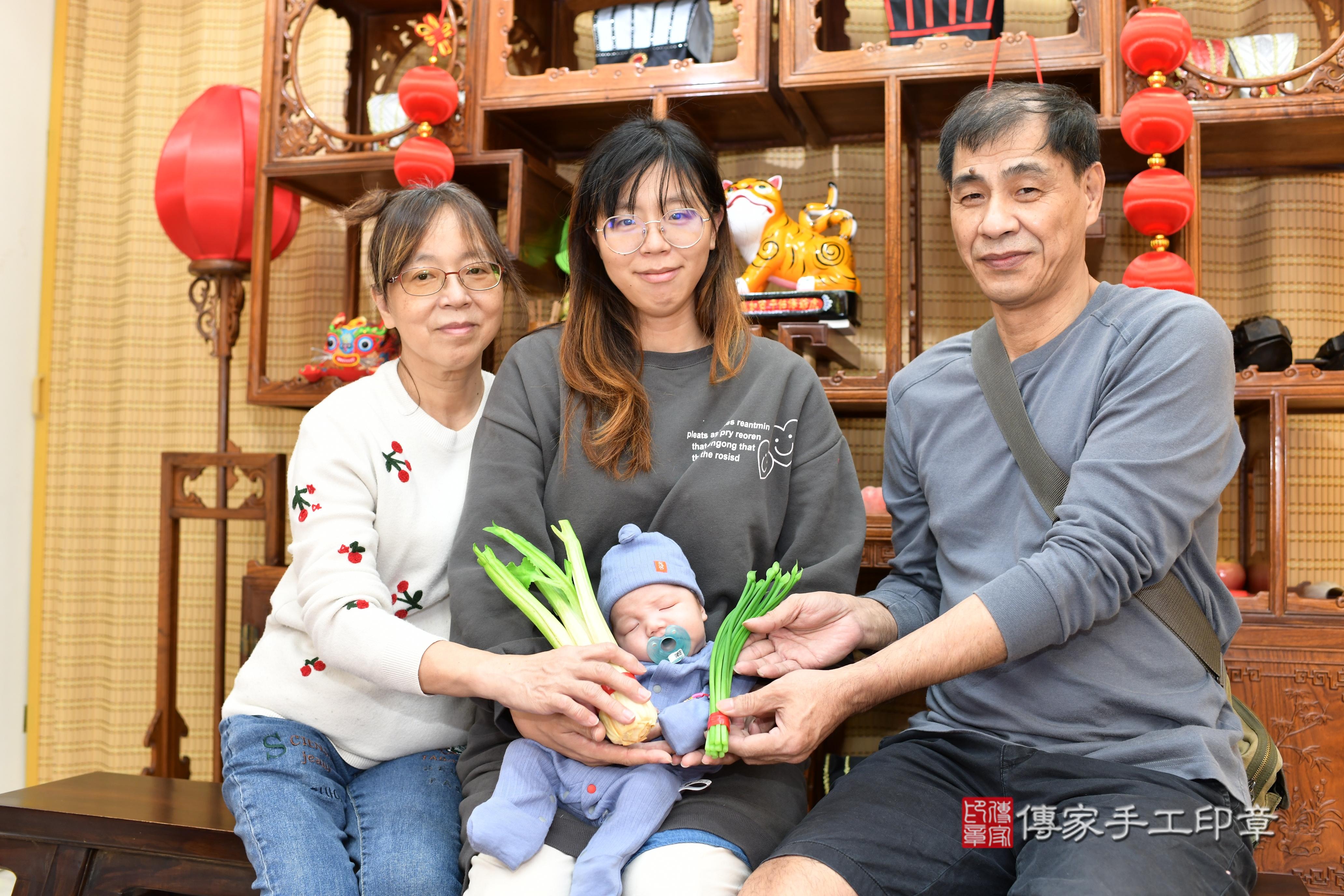 傳家手工印章台南店、抓周、度脺、中國風會場、傳家嬰兒古禮、吉祥話、抓周道具物品24種、拍照。抓周證書。寶寶抓周、滿周歲、生日快樂、祝福