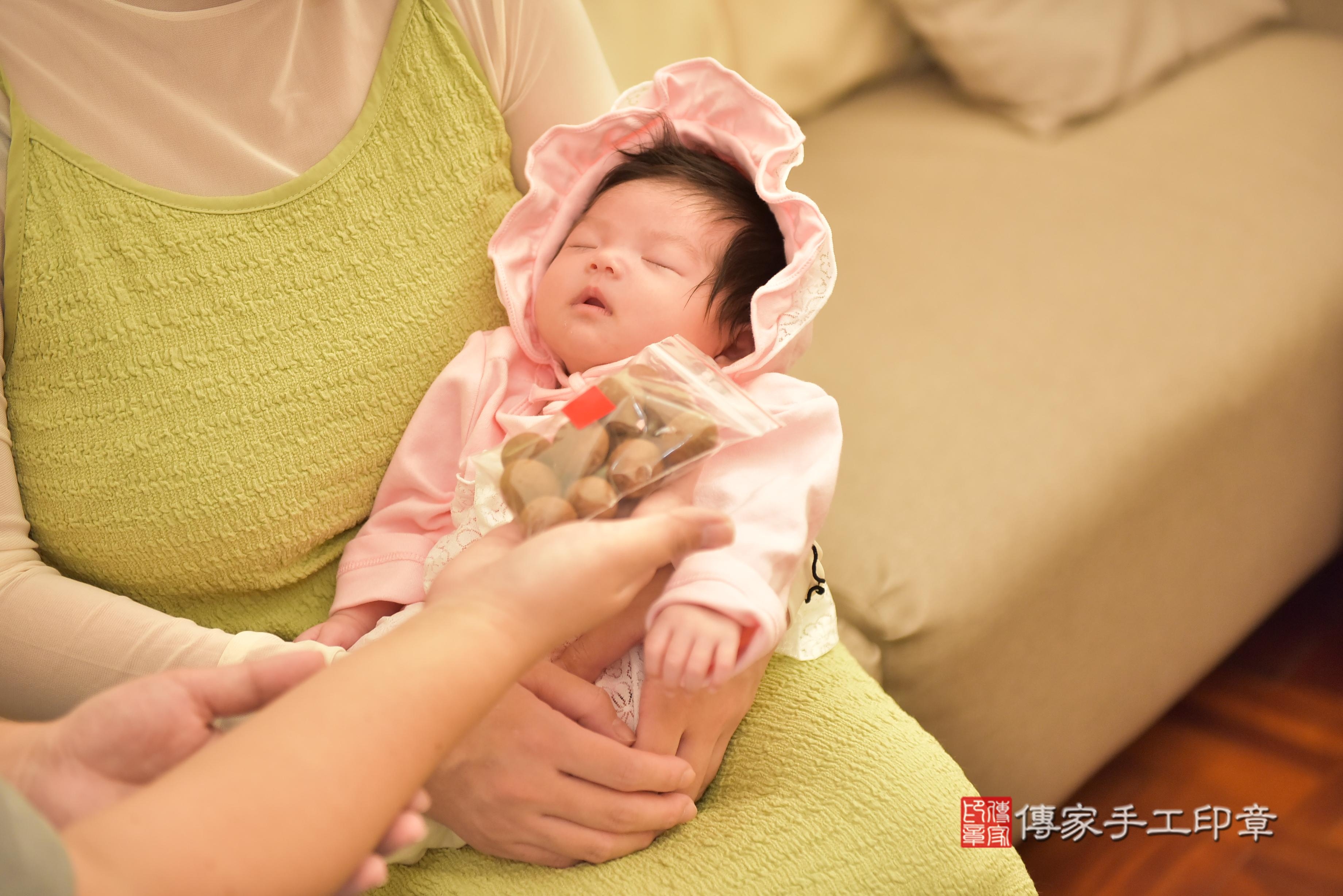 傳家手工印章台南店、抓周、度脺、中國風會場、傳家嬰兒古禮、吉祥話、抓周道具物品24種、拍照。抓周證書。寶寶抓周、滿周歲、生日快樂、祝福