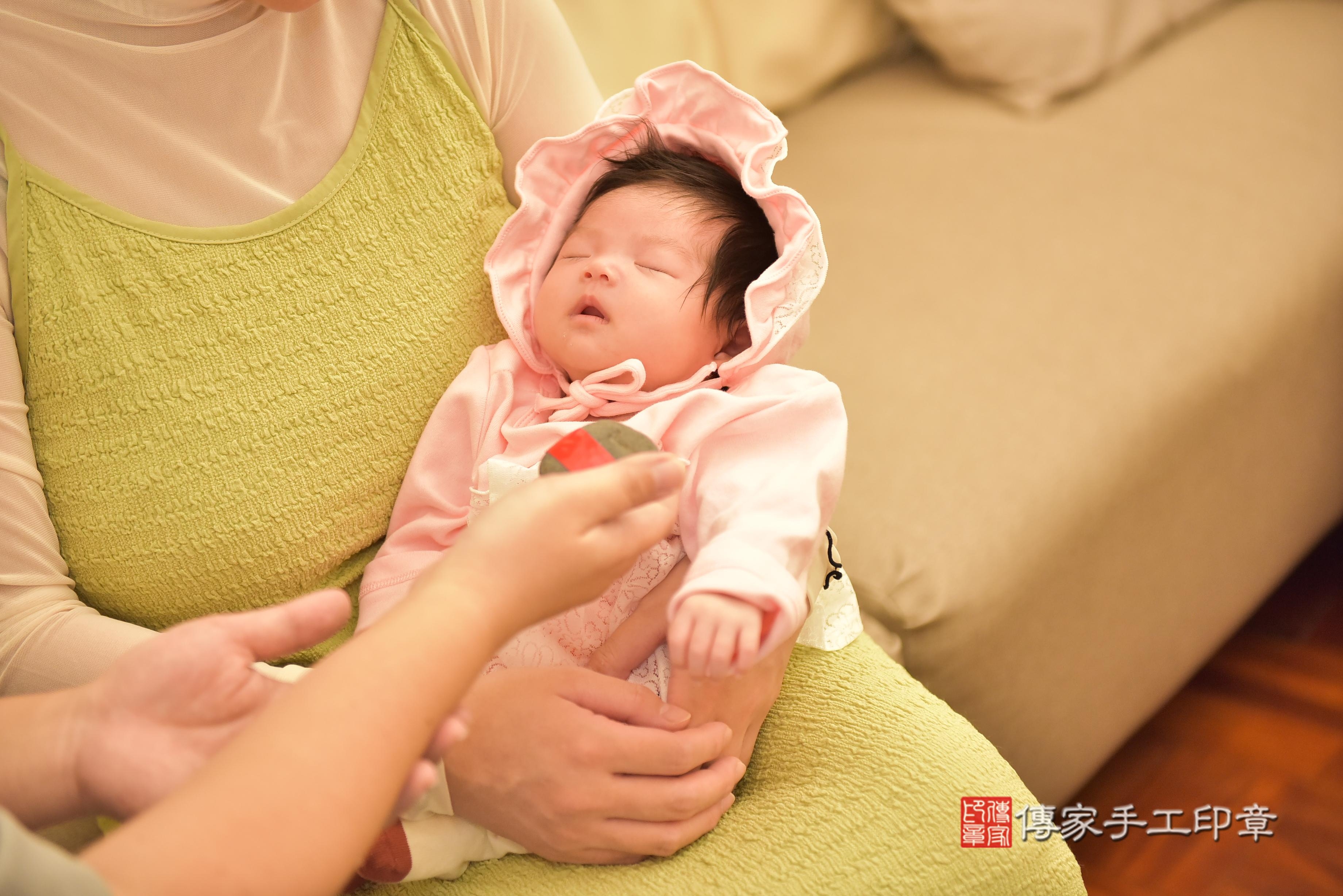 傳家手工印章台南店、抓周、度脺、中國風會場、傳家嬰兒古禮、吉祥話、抓周道具物品24種、拍照。抓周證書。寶寶抓周、滿周歲、生日快樂、祝福