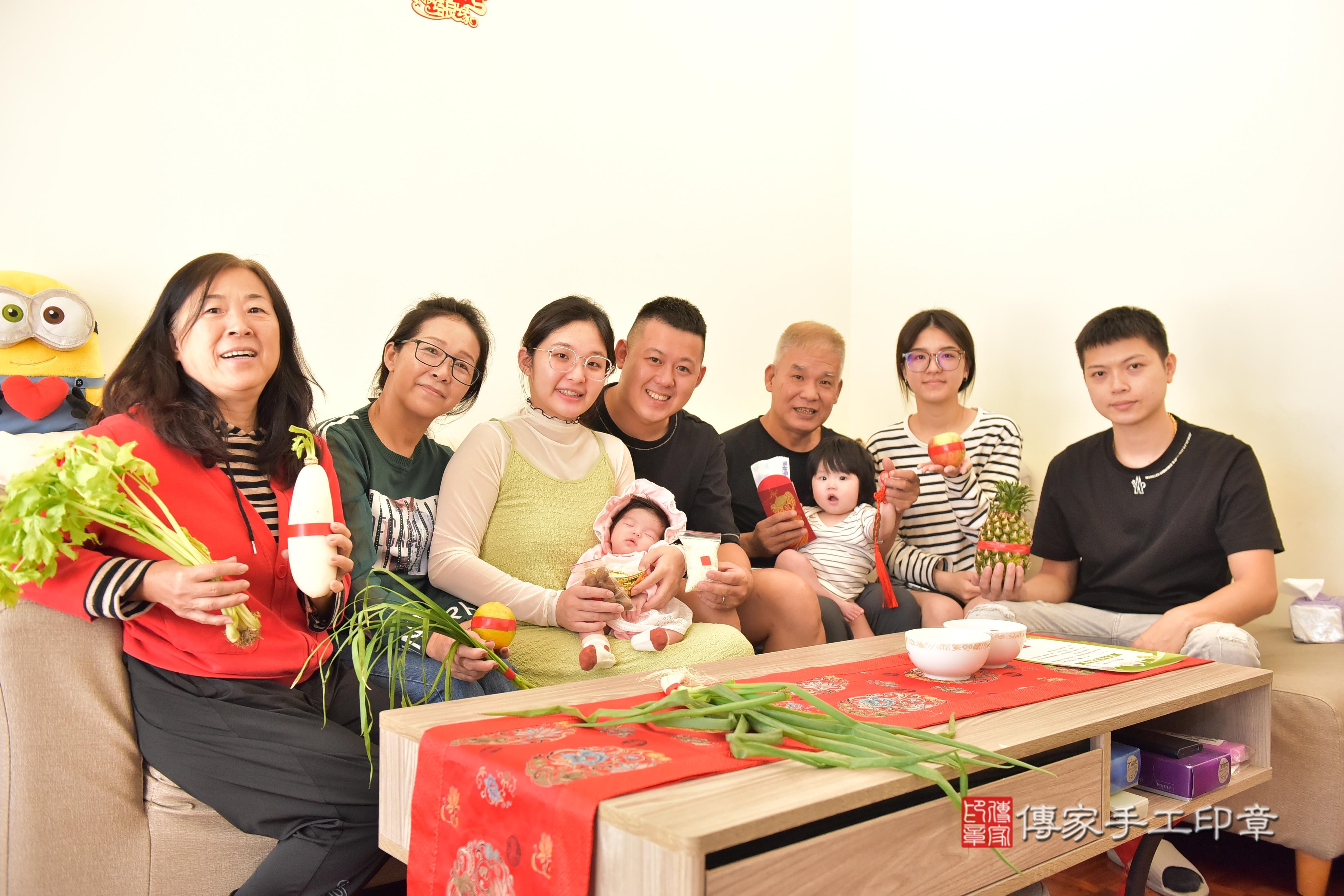 傳家手工印章台南店、抓周、度脺、中國風會場、傳家嬰兒古禮、吉祥話、抓周道具物品24種、拍照。抓周證書。寶寶抓周、滿周歲、生日快樂、祝福