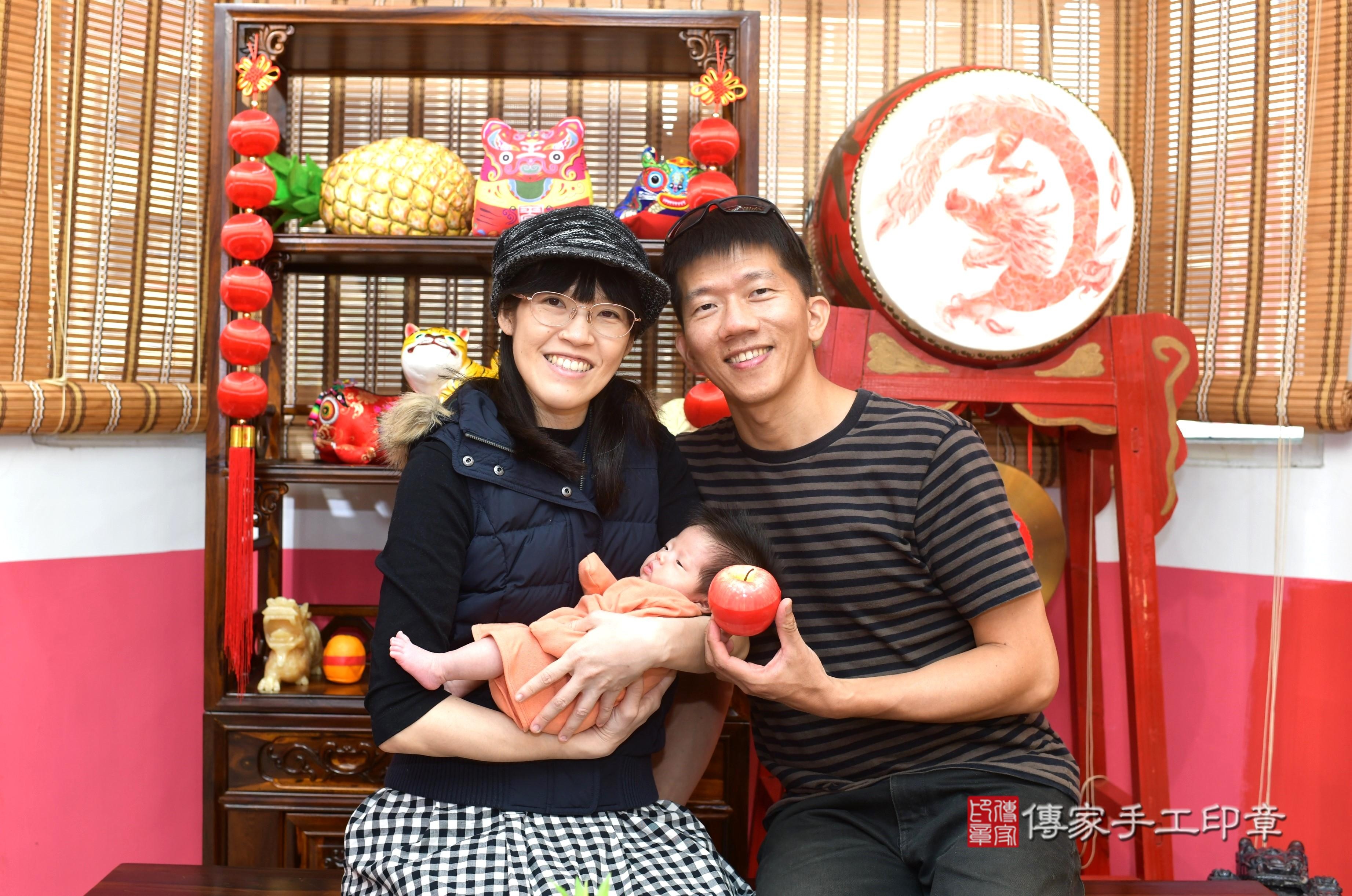 傳家手工印章台南店、抓周、度脺、中國風會場、傳家嬰兒古禮、吉祥話、抓周道具物品24種、拍照。抓周證書。寶寶抓周、滿周歲、生日快樂、祝福