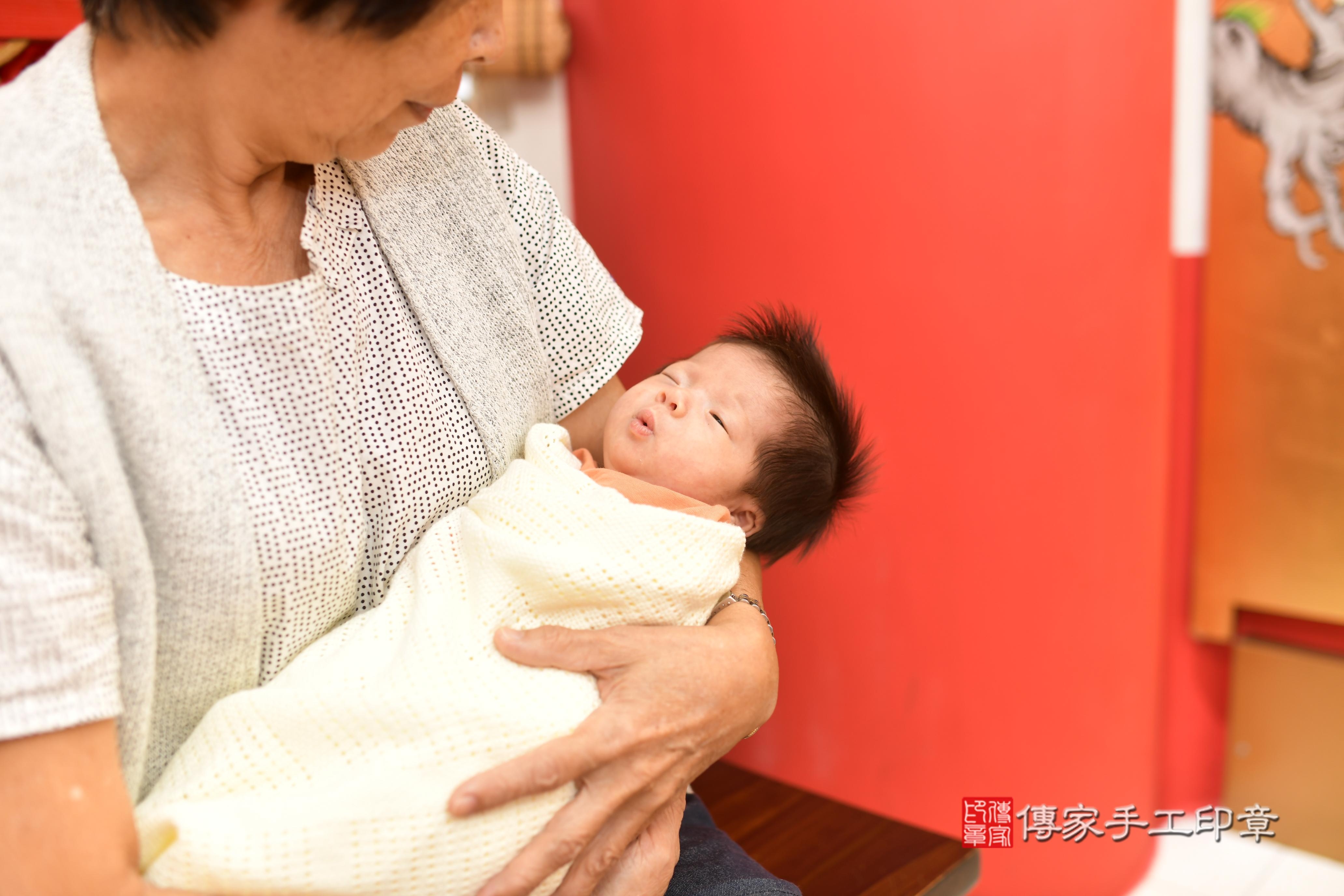 傳家手工印章台南店、抓周、度脺、中國風會場、傳家嬰兒古禮、吉祥話、抓周道具物品24種、拍照。抓周證書。寶寶抓周、滿周歲、生日快樂、祝福
