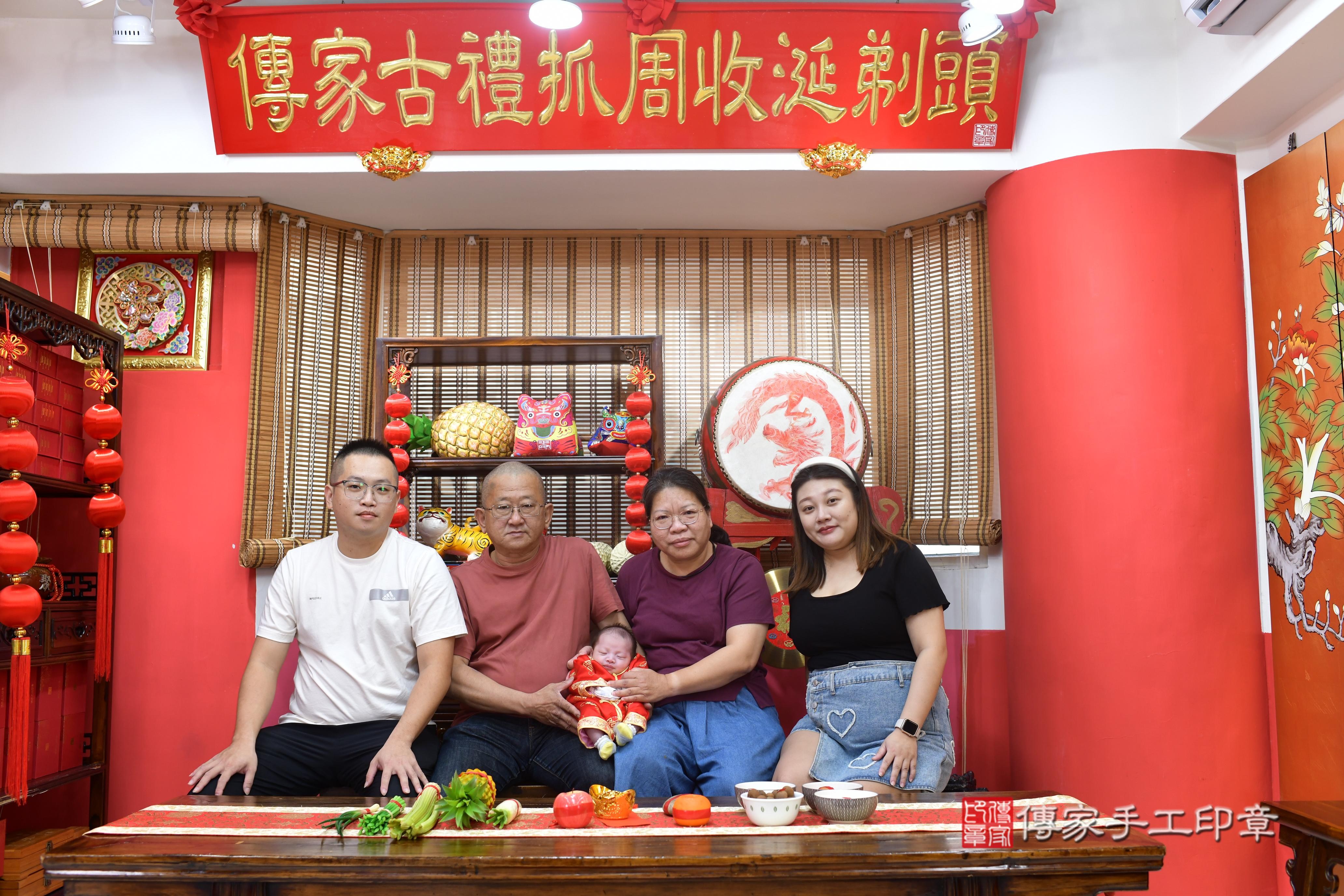 傳家手工印章台南店、抓周、度脺、中國風會場、傳家嬰兒古禮、吉祥話、抓周道具物品24種、拍照。抓周證書。寶寶抓周、滿周歲、生日快樂、祝福