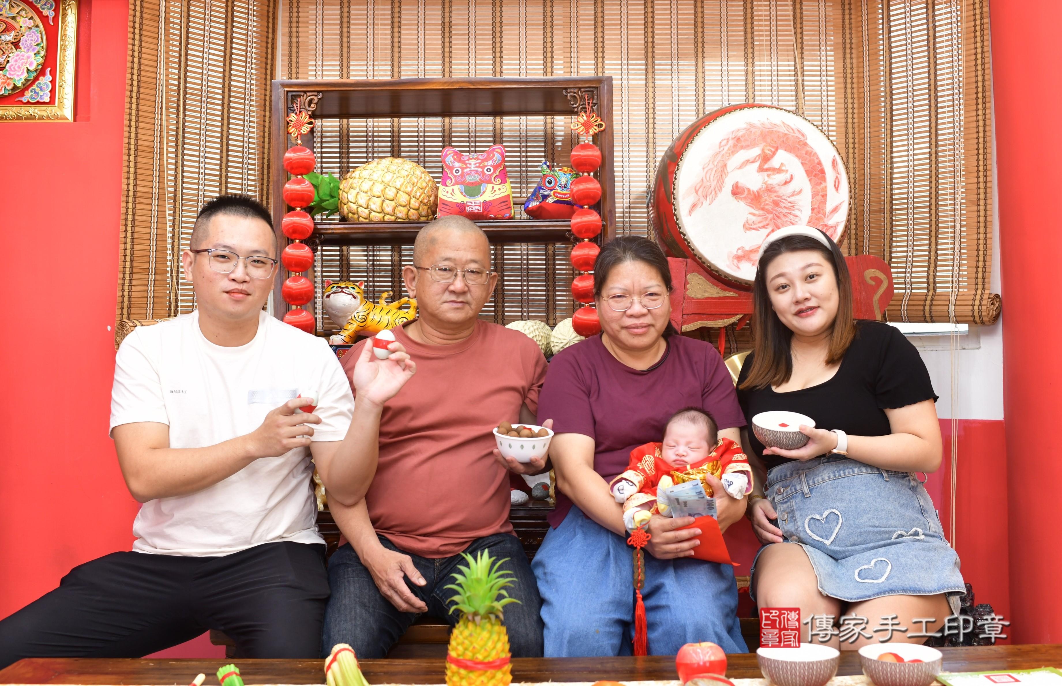 傳家手工印章台南店、抓周、度脺、中國風會場、傳家嬰兒古禮、吉祥話、抓周道具物品24種、拍照。抓周證書。寶寶抓周、滿周歲、生日快樂、祝福