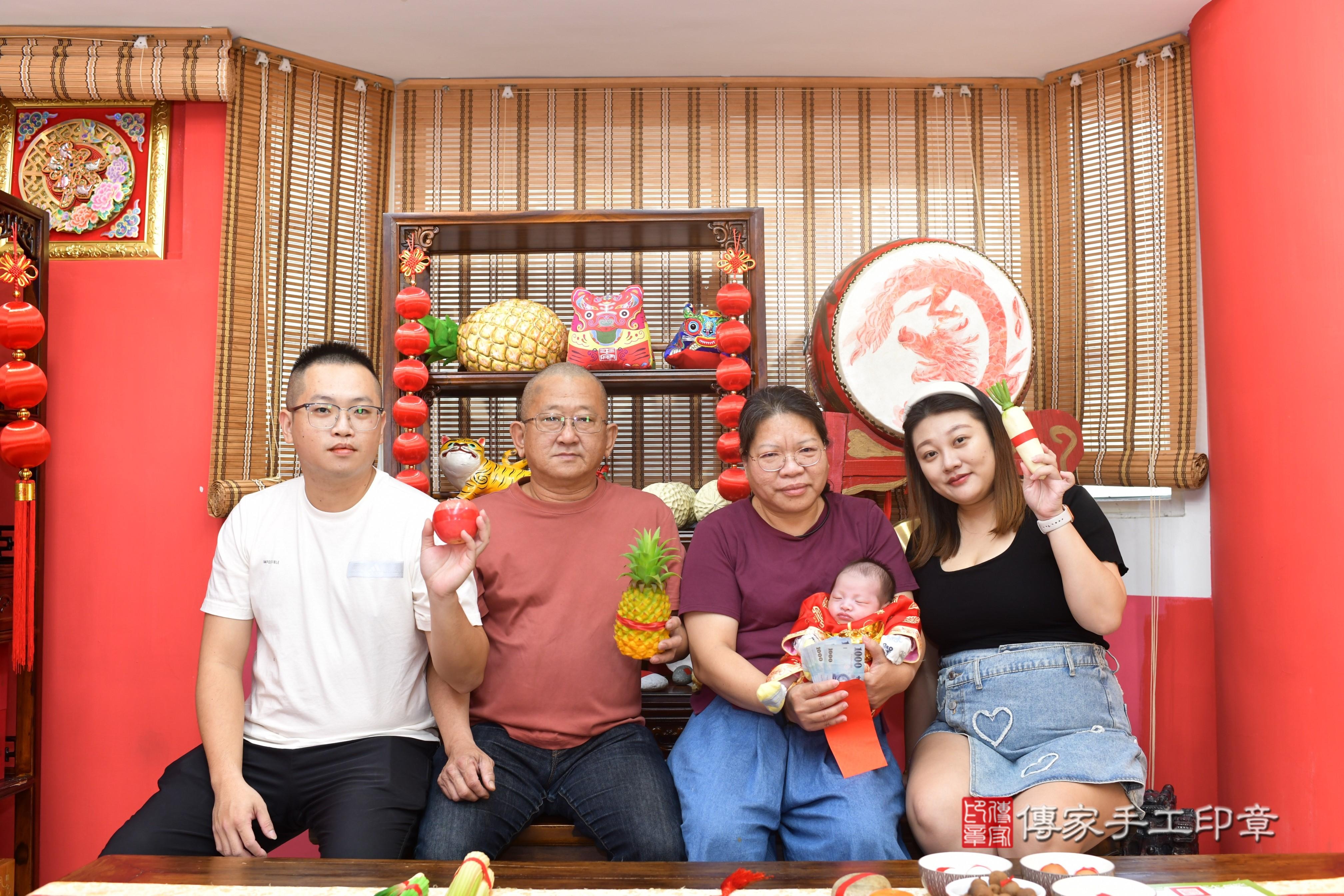 傳家手工印章台南店、抓周、度脺、中國風會場、傳家嬰兒古禮、吉祥話、抓周道具物品24種、拍照。抓周證書。寶寶抓周、滿周歲、生日快樂、祝福