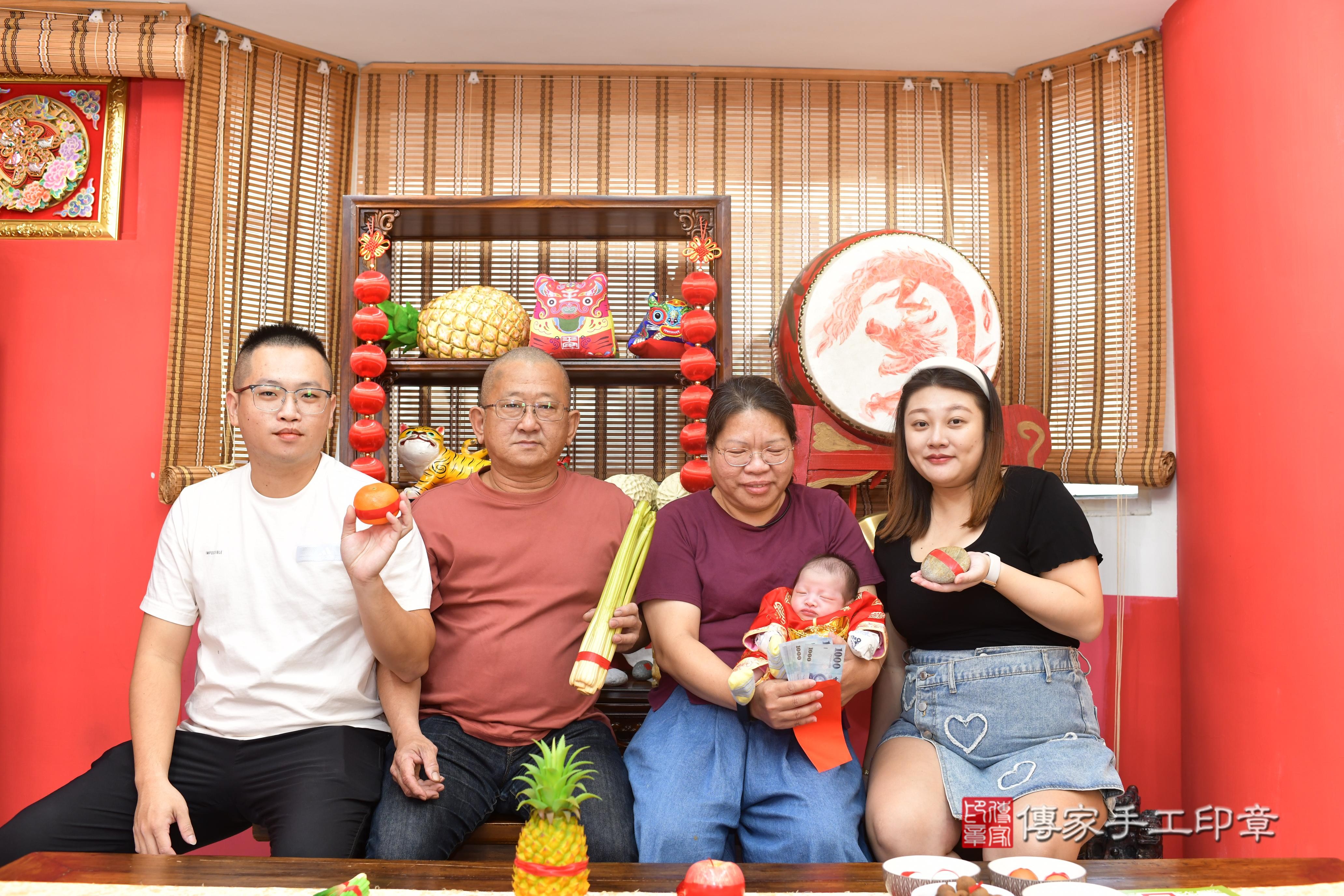 傳家手工印章台南店、抓周、度脺、中國風會場、傳家嬰兒古禮、吉祥話、抓周道具物品24種、拍照。抓周證書。寶寶抓周、滿周歲、生日快樂、祝福