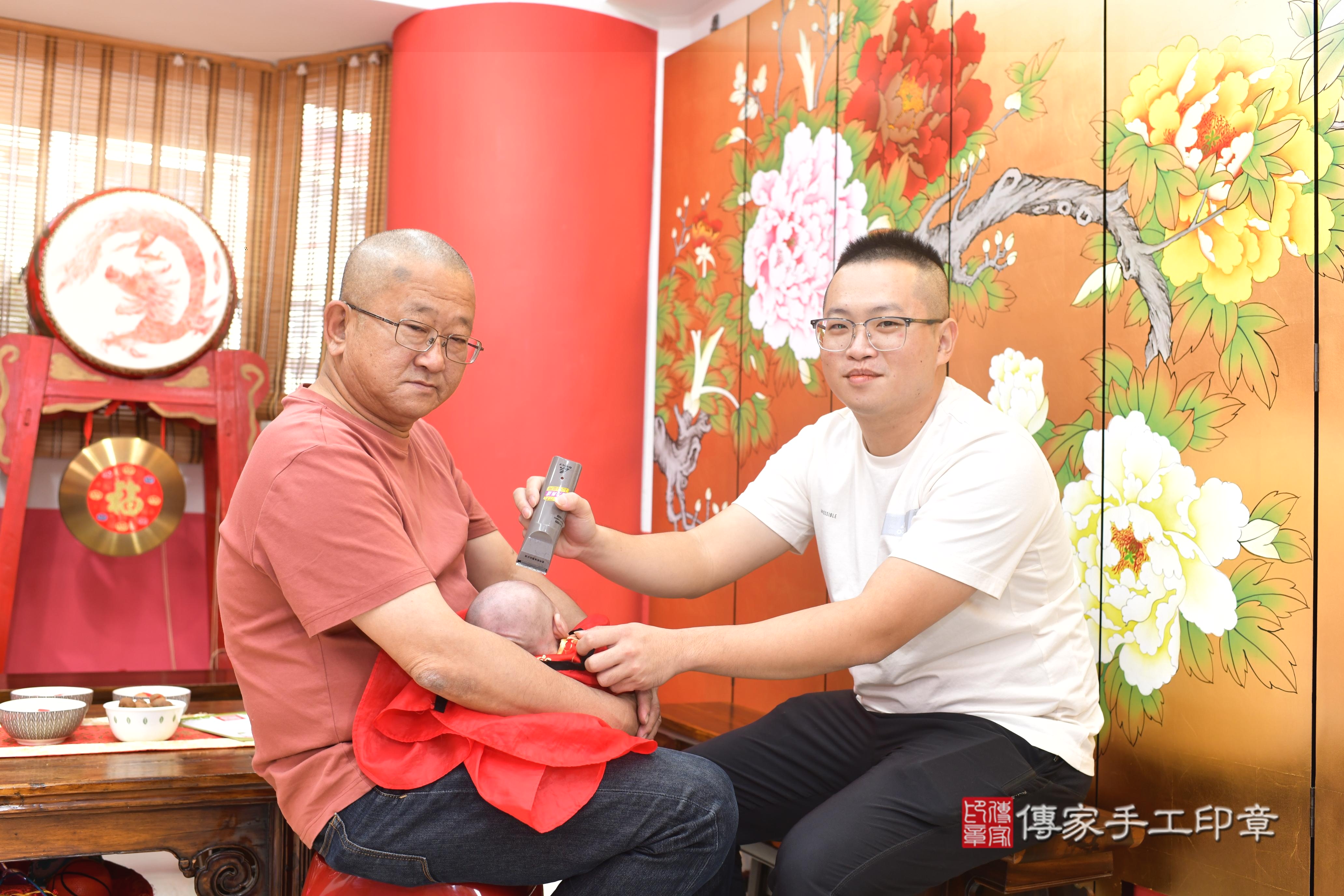 媽媽拿剃刀手勢輕柔，寓意對寶寶的呵護與祝福。