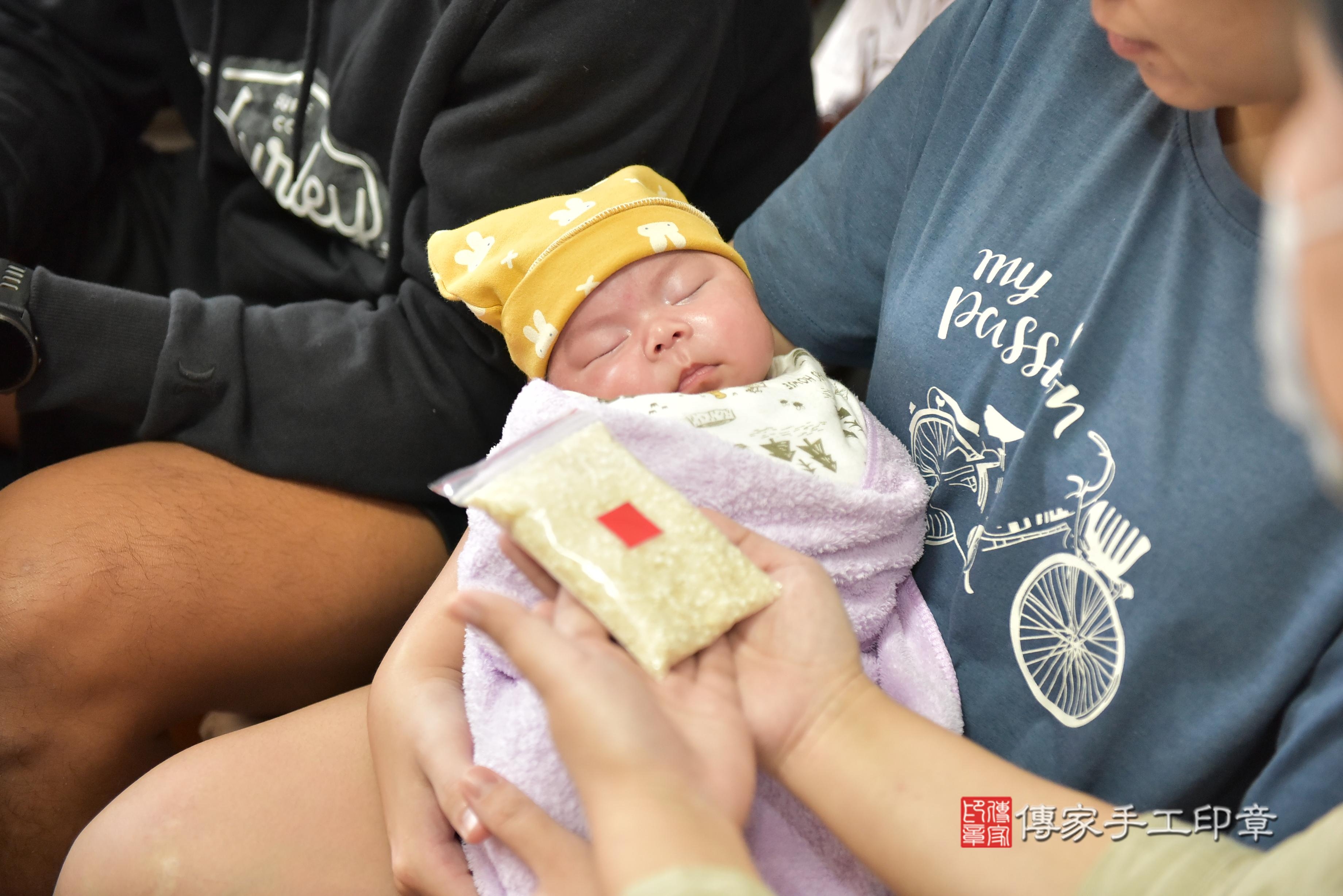 傳家手工印章台南店、抓周、度脺、中國風會場、傳家嬰兒古禮、吉祥話、抓周道具物品24種、拍照。抓周證書。寶寶抓周、滿周歲、生日快樂、祝福