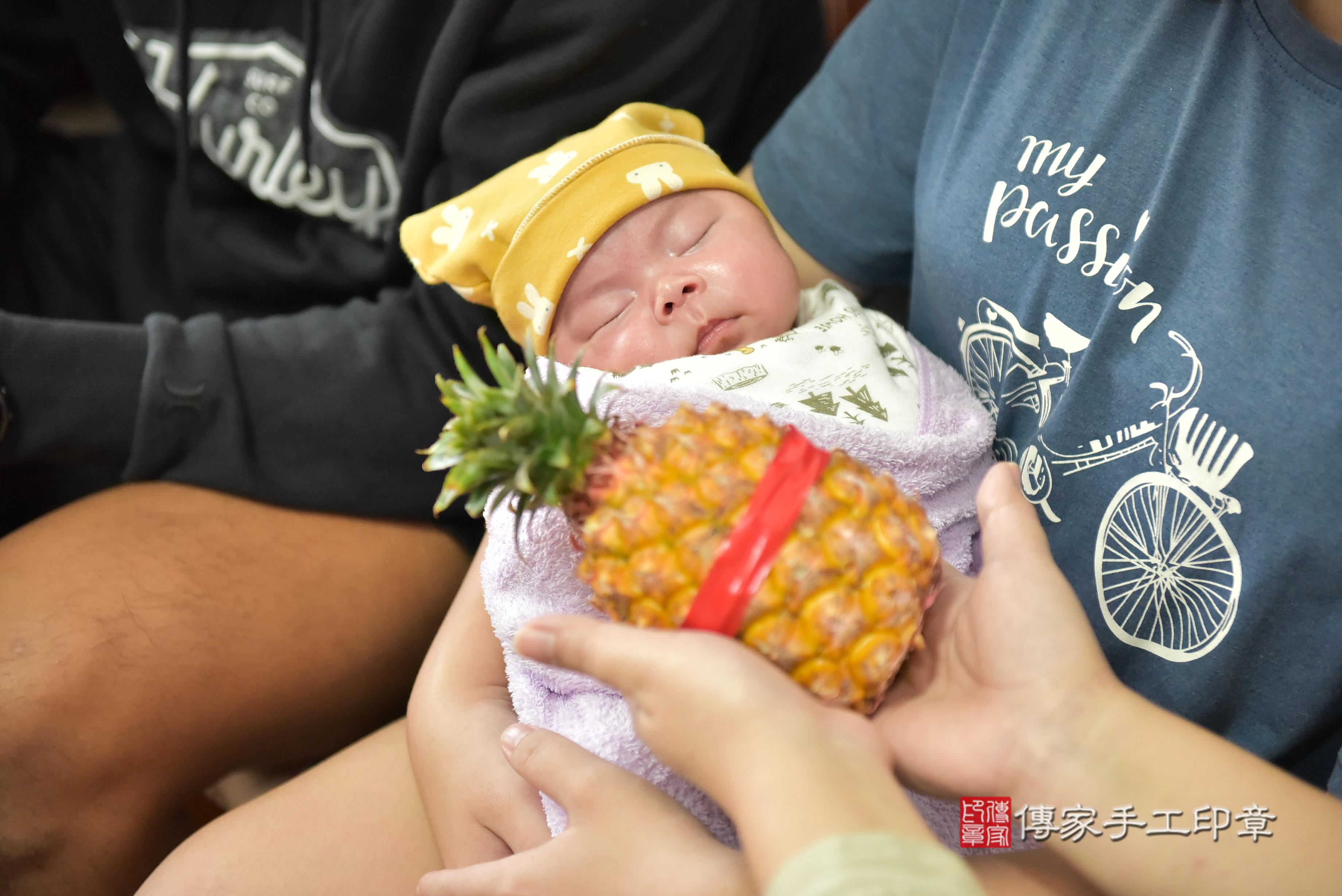 傳家手工印章台南店、抓周、度脺、中國風會場、傳家嬰兒古禮、吉祥話、抓周道具物品24種、拍照。抓周證書。寶寶抓周、滿周歲、生日快樂、祝福