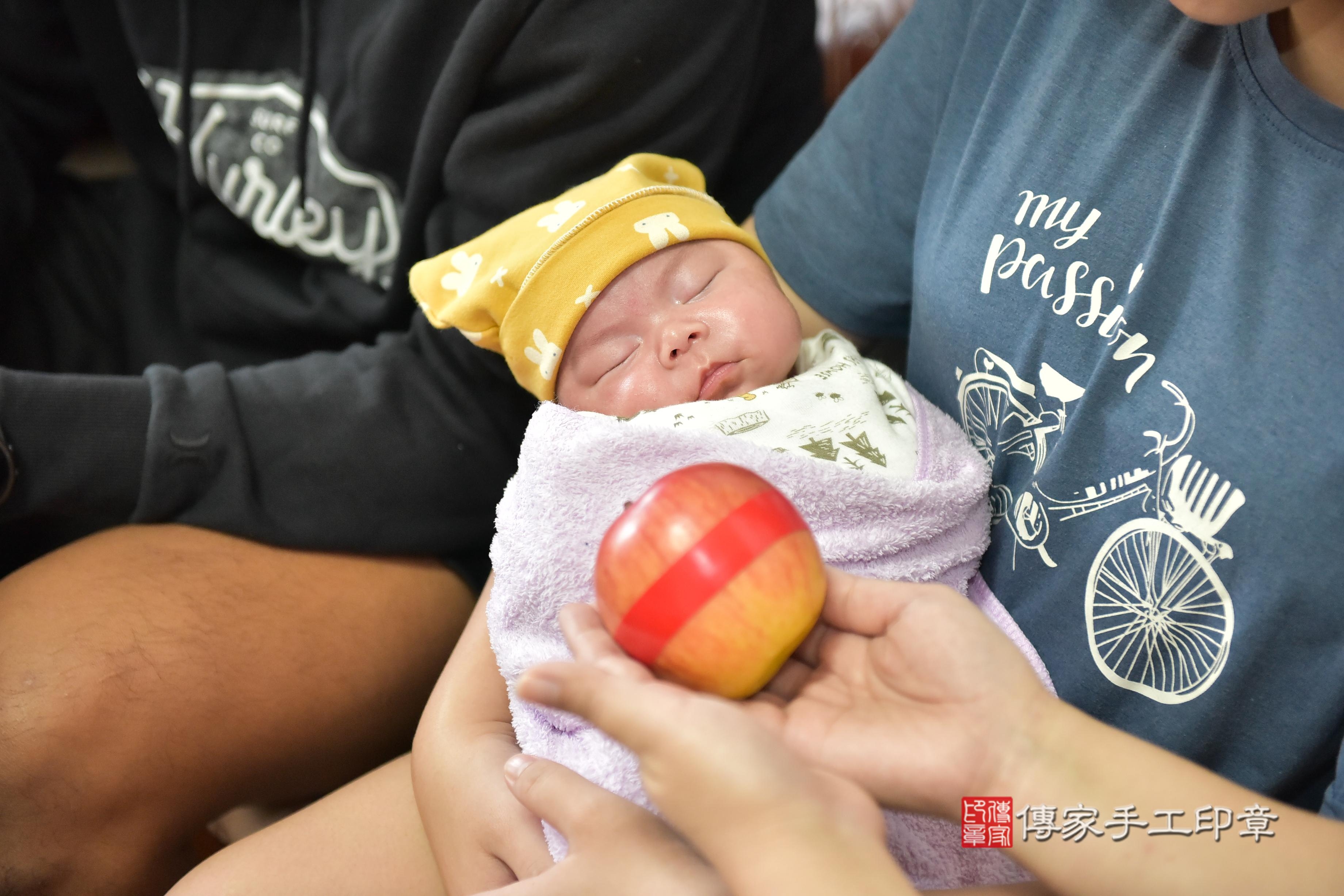 傳家手工印章台南店、抓周、度脺、中國風會場、傳家嬰兒古禮、吉祥話、抓周道具物品24種、拍照。抓周證書。寶寶抓周、滿周歲、生日快樂、祝福