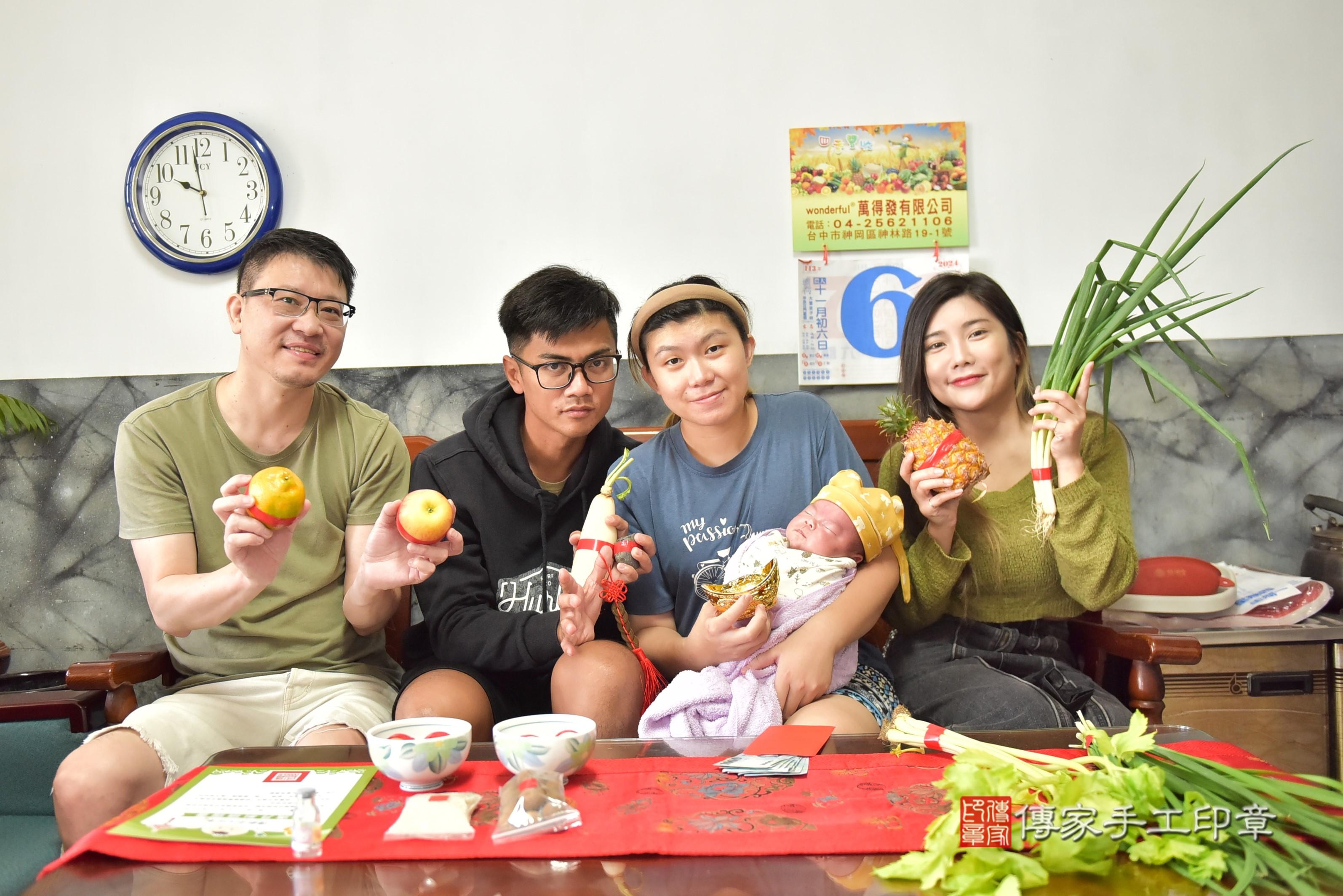 傳家手工印章台南店、抓周、度脺、中國風會場、傳家嬰兒古禮、吉祥話、抓周道具物品24種、拍照。抓周證書。寶寶抓周、滿周歲、生日快樂、祝福