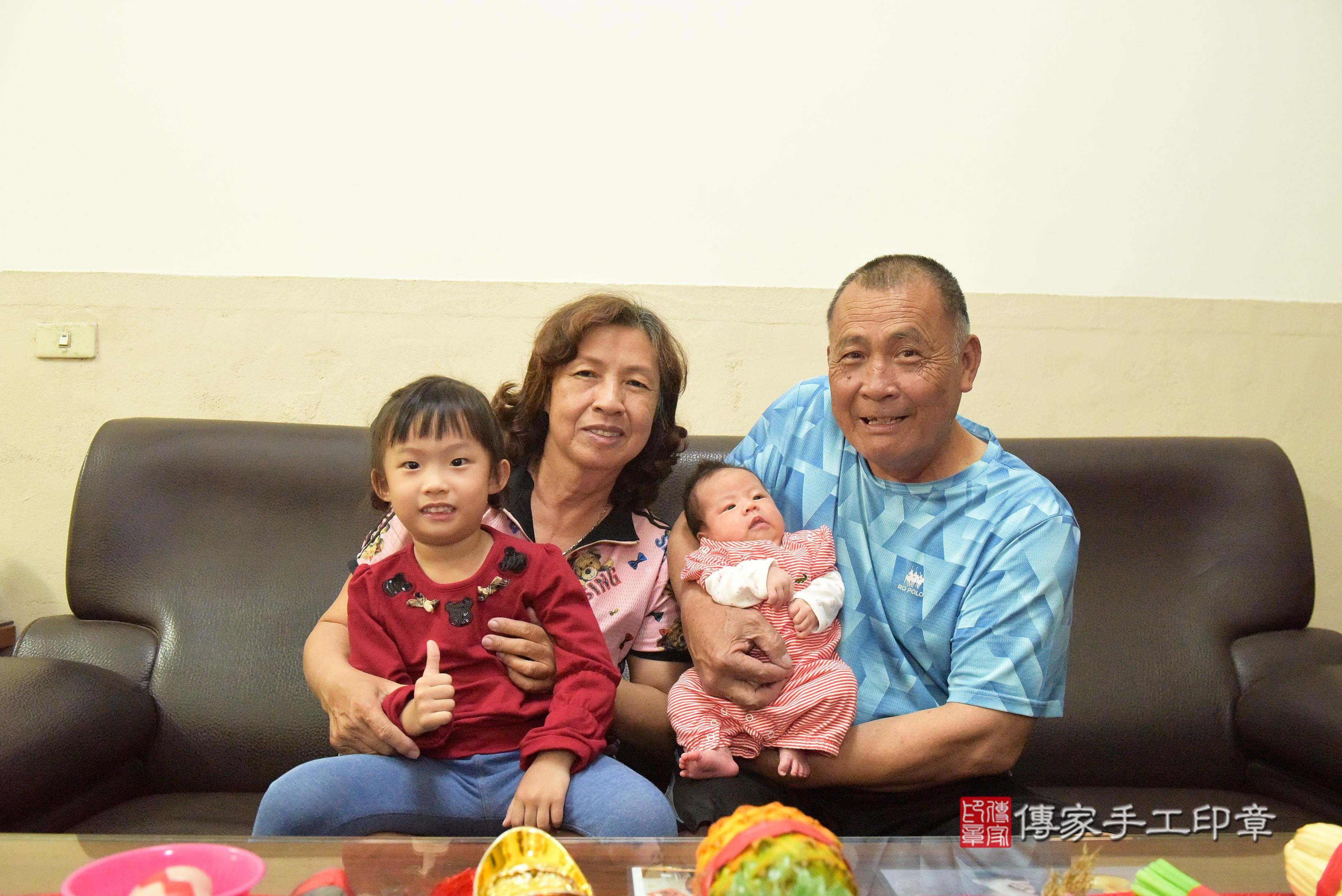 傳家手工印章台南店、抓周、度脺、中國風會場、傳家嬰兒古禮、吉祥話、抓周道具物品24種、拍照。抓周證書。寶寶抓周、滿周歲、生日快樂、祝福