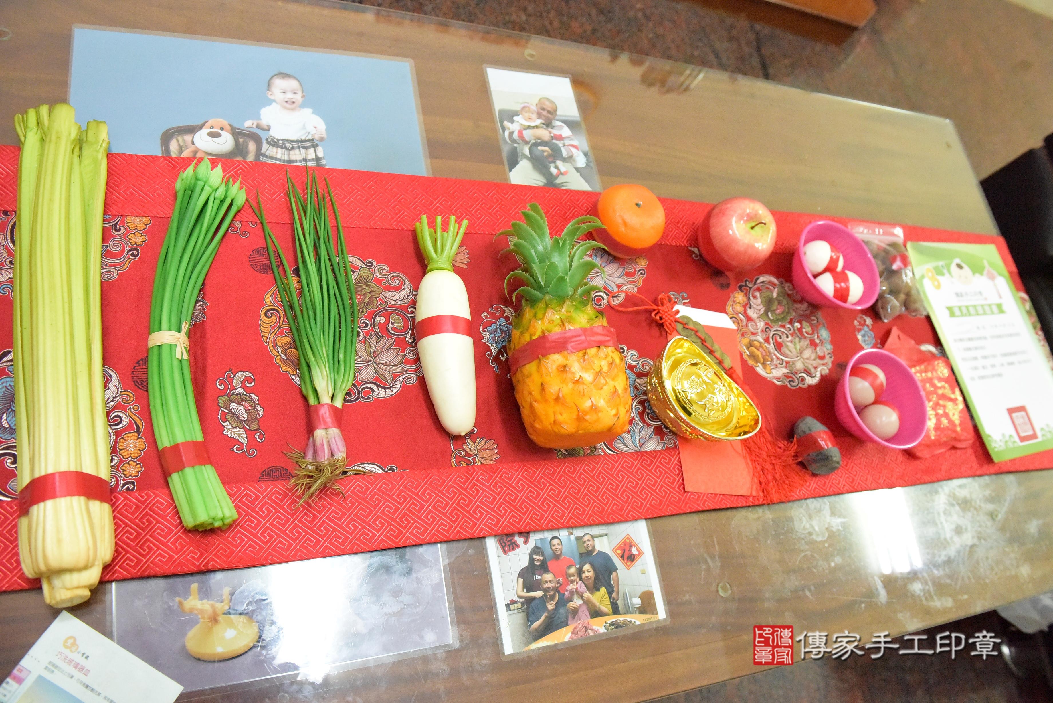 傳家手工印章台南店、抓周、度脺、中國風會場、傳家嬰兒古禮、吉祥話、抓周道具物品24種、拍照。抓周證書。寶寶抓周、滿周歲、生日快樂、祝福