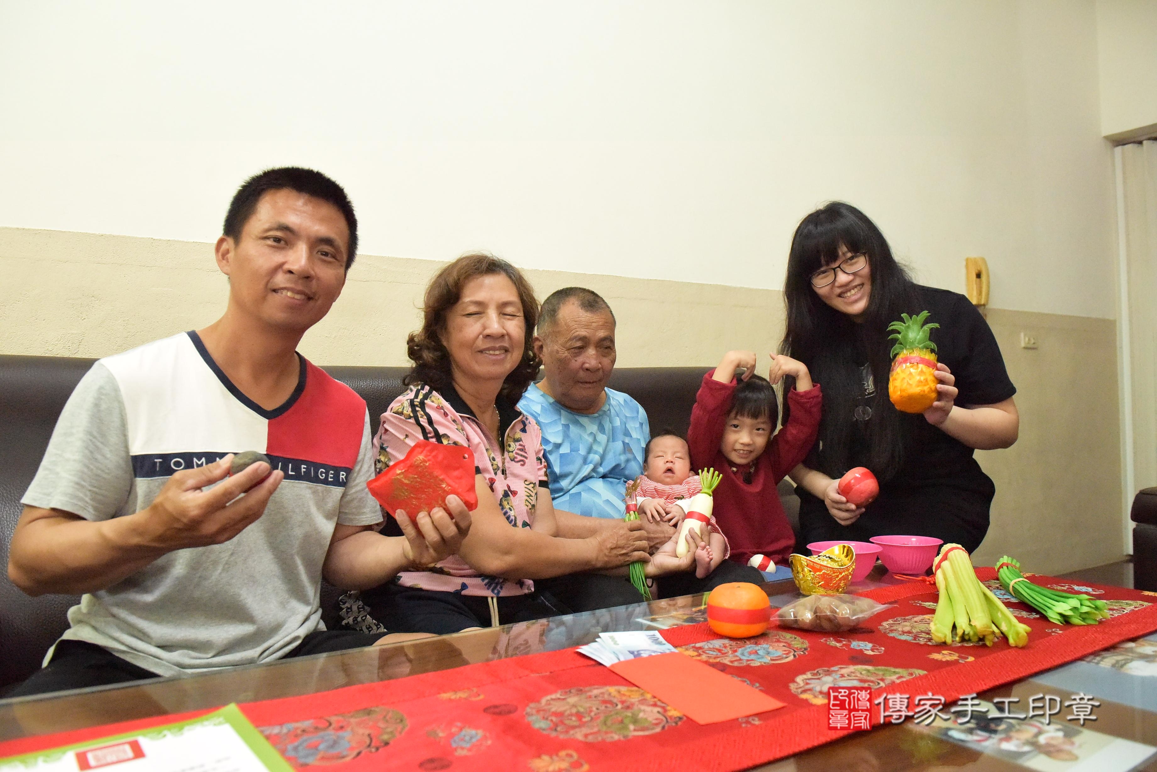 傳家手工印章台南店、抓周、度脺、中國風會場、傳家嬰兒古禮、吉祥話、抓周道具物品24種、拍照。抓周證書。寶寶抓周、滿周歲、生日快樂、祝福
