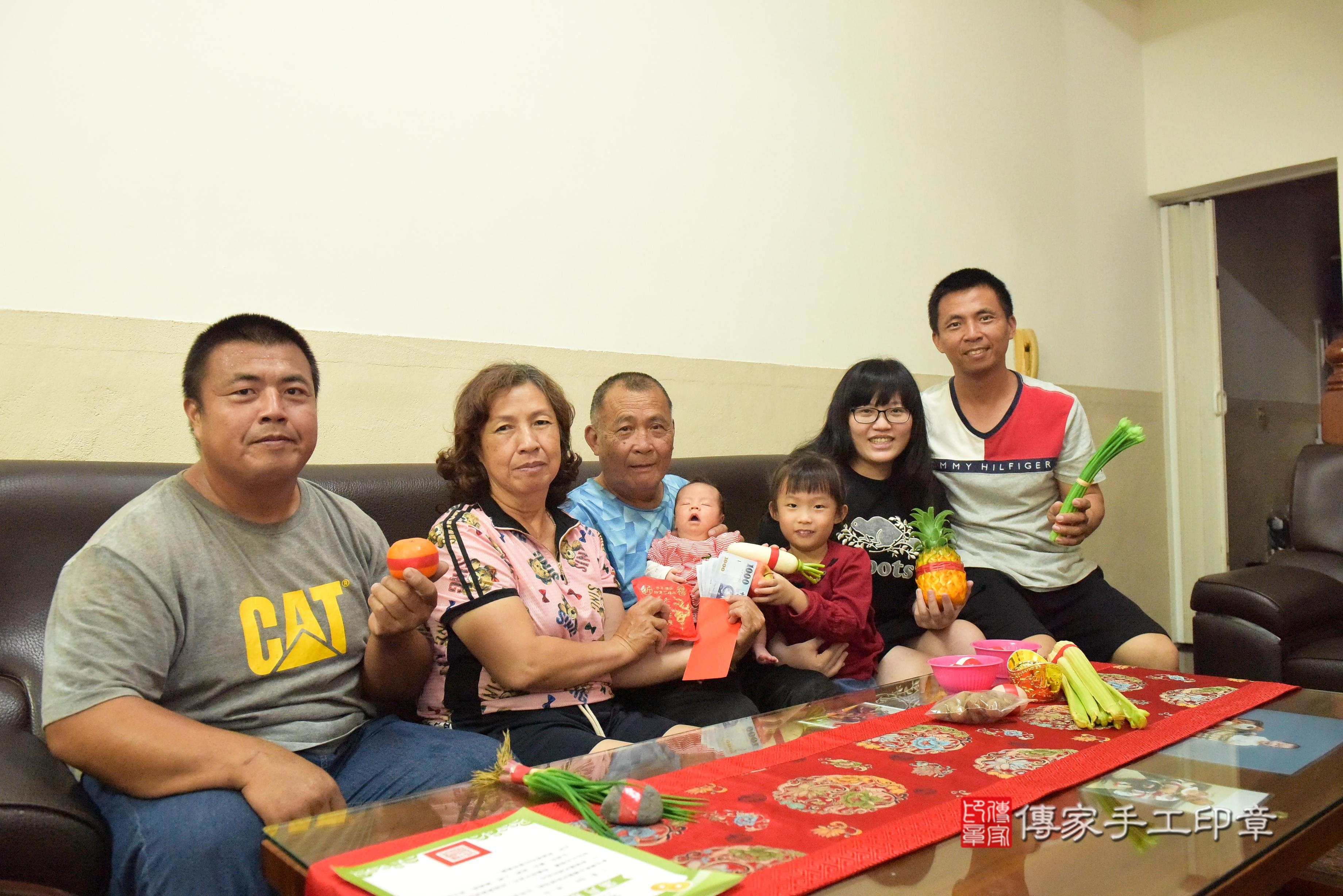 傳家手工印章台南店、抓周、度脺、中國風會場、傳家嬰兒古禮、吉祥話、抓周道具物品24種、拍照。抓周證書。寶寶抓周、滿周歲、生日快樂、祝福