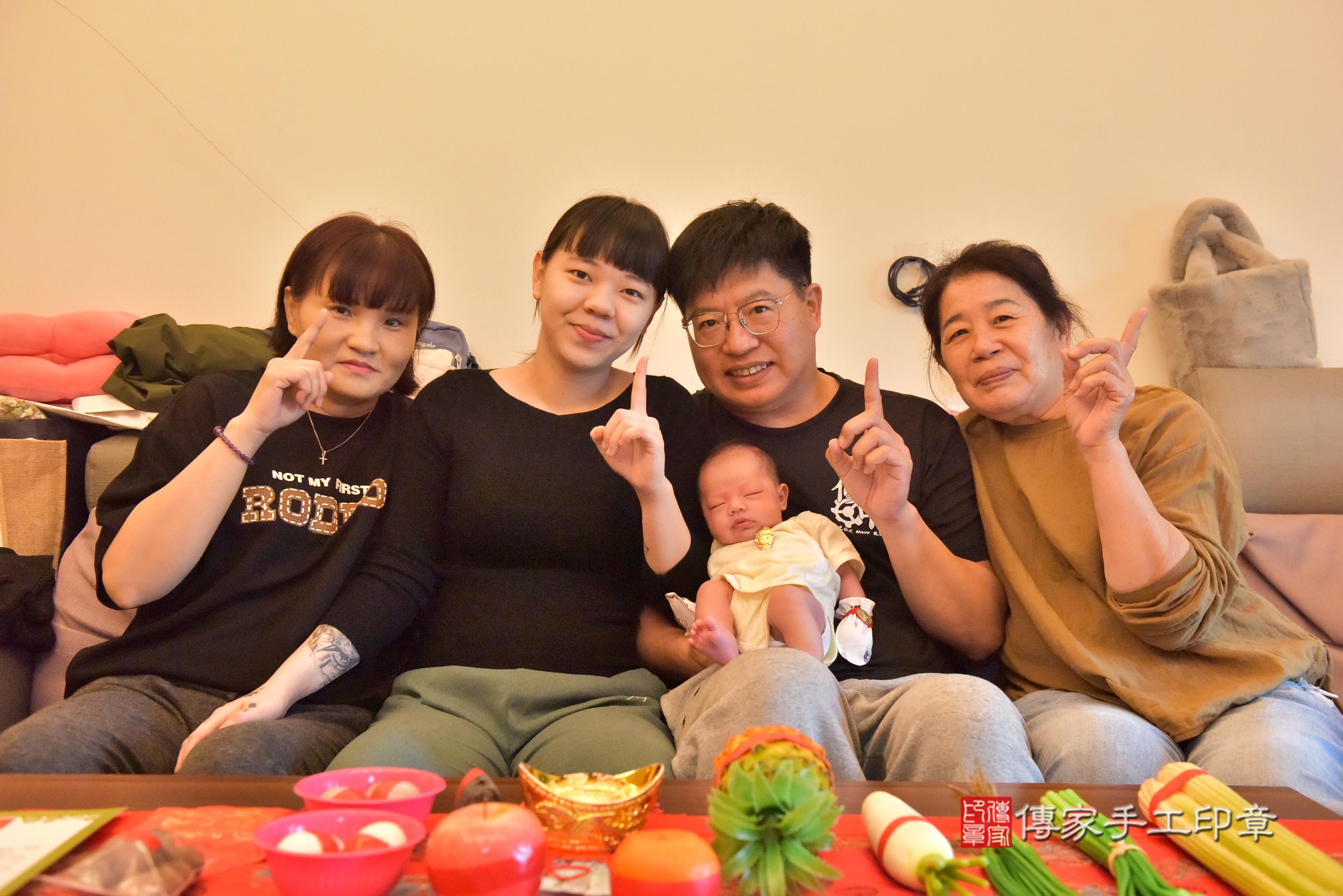 傳家手工印章台南店、抓周、度脺、中國風會場、傳家嬰兒古禮、吉祥話、抓周道具物品24種、拍照。抓周證書。寶寶抓周、滿周歲、生日快樂、祝福
