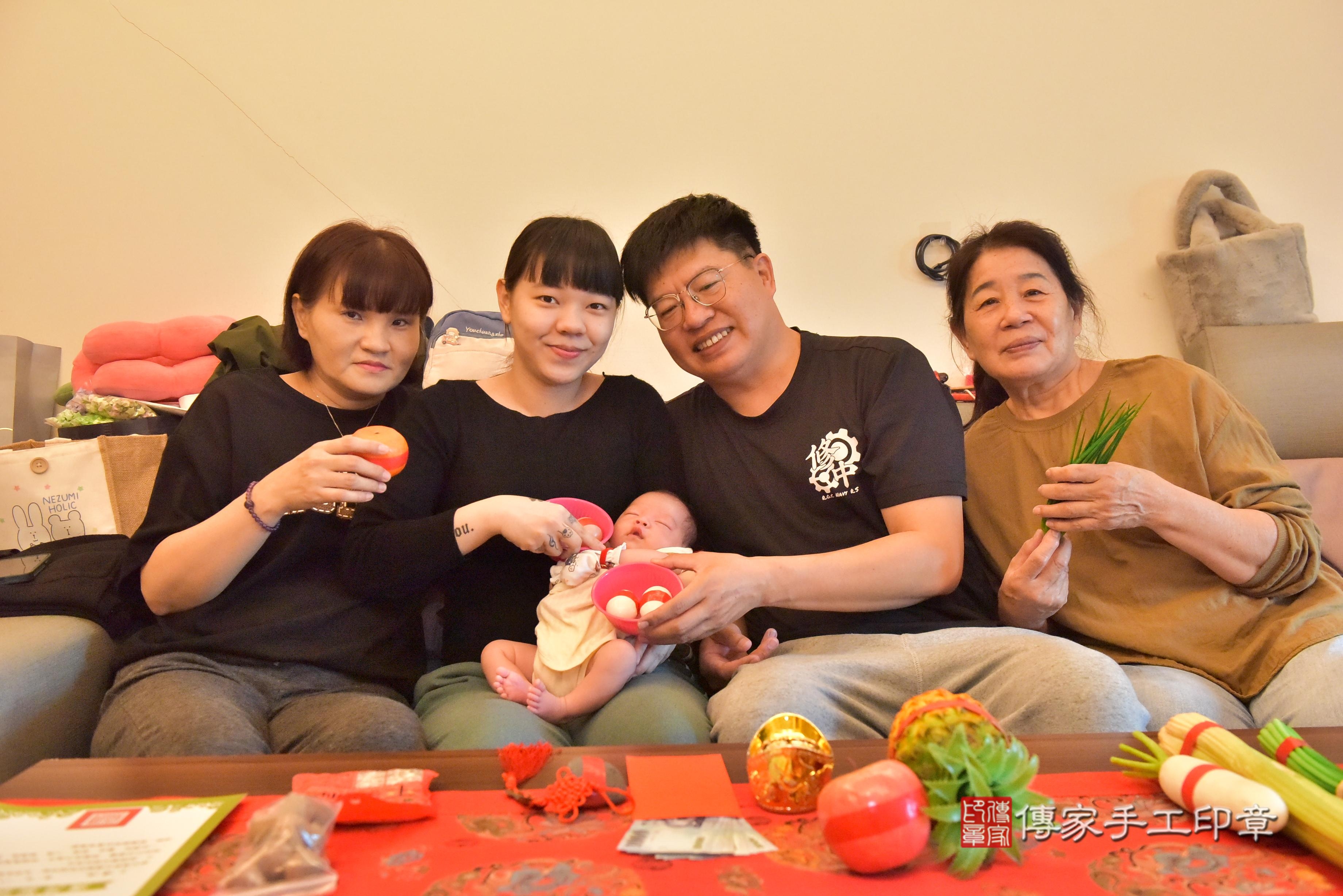 傳家手工印章台南店、抓周、度脺、中國風會場、傳家嬰兒古禮、吉祥話、抓周道具物品24種、拍照。抓周證書。寶寶抓周、滿周歲、生日快樂、祝福