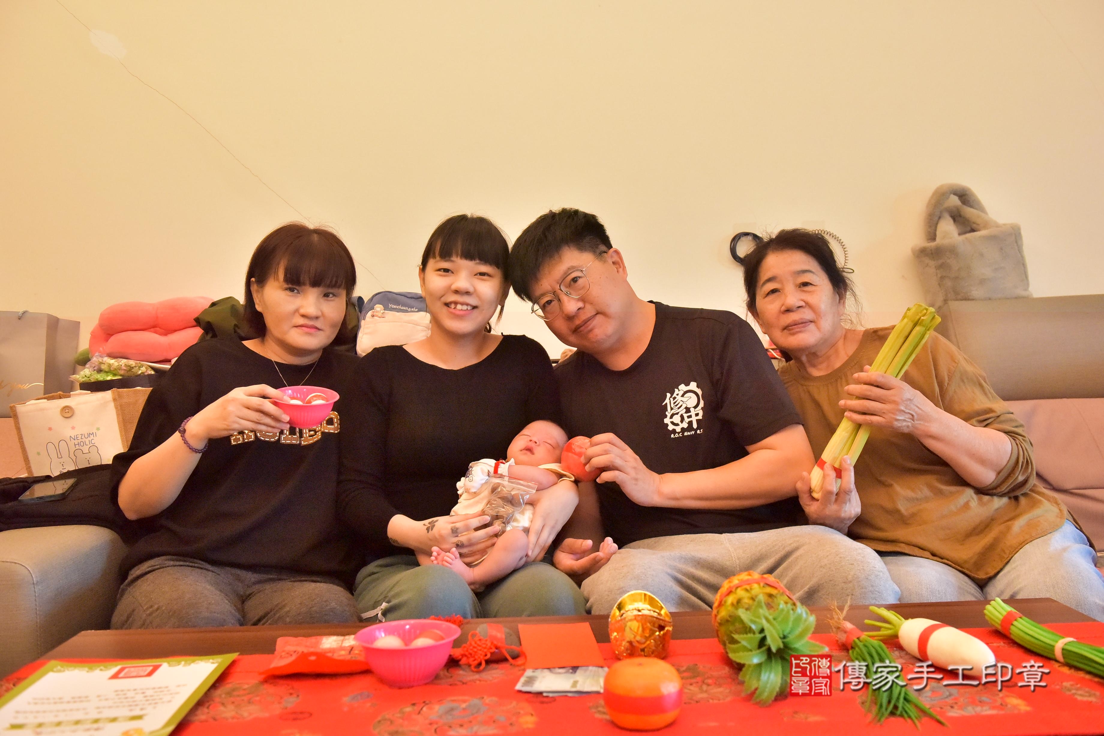 傳家手工印章台南店、抓周、度脺、中國風會場、傳家嬰兒古禮、吉祥話、抓周道具物品24種、拍照。抓周證書。寶寶抓周、滿周歲、生日快樂、祝福