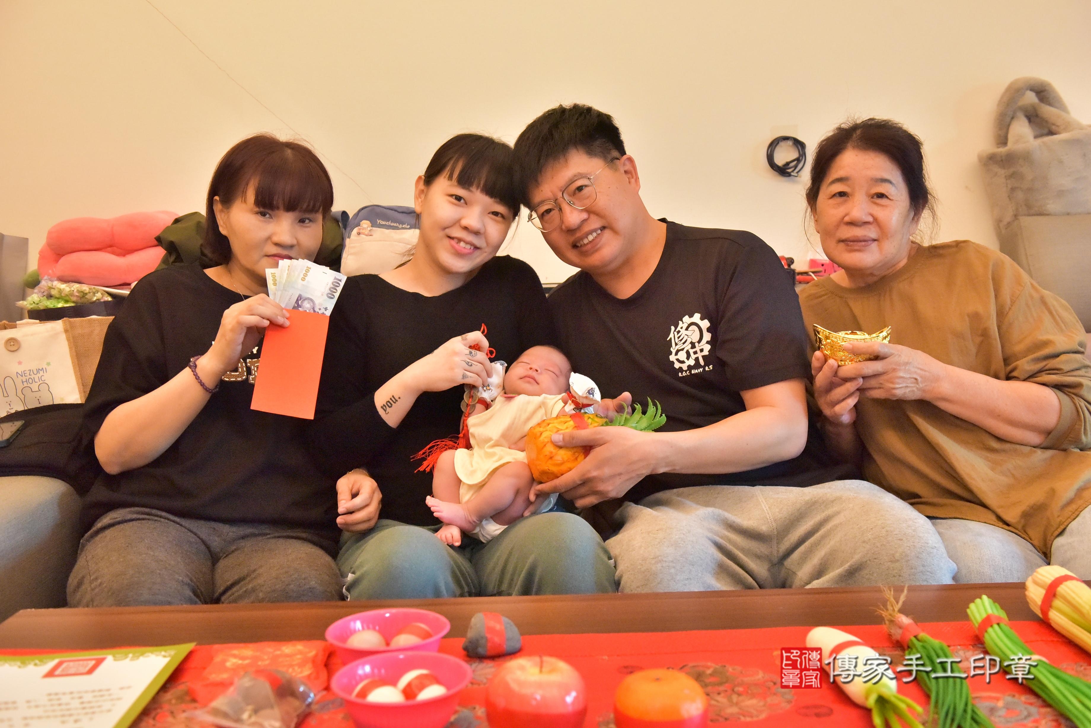 傳家手工印章台南店、抓周、度脺、中國風會場、傳家嬰兒古禮、吉祥話、抓周道具物品24種、拍照。抓周證書。寶寶抓周、滿周歲、生日快樂、祝福