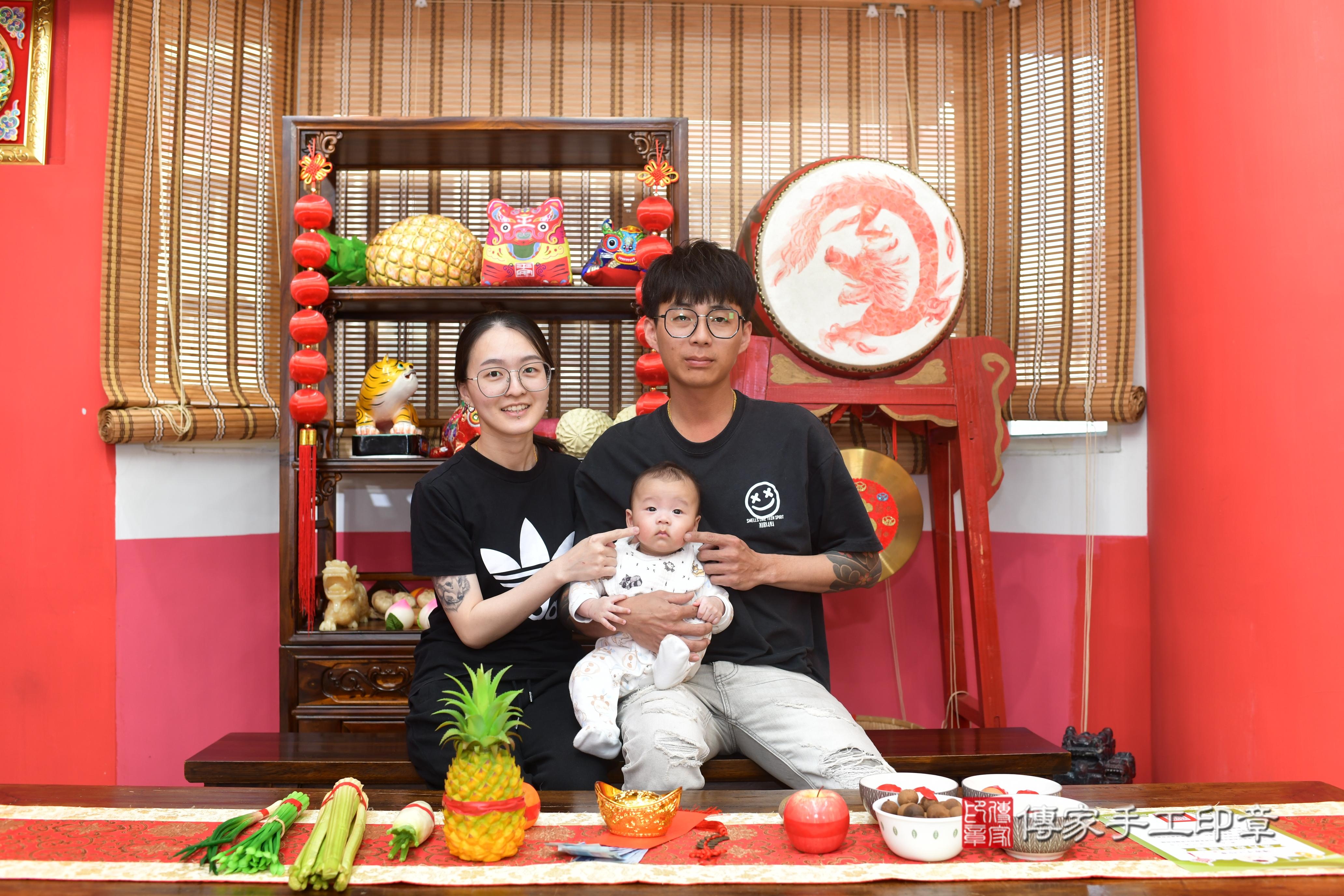 傳家手工印章台南店、抓周、度脺、中國風會場、傳家嬰兒古禮、吉祥話、抓周道具物品24種、拍照。抓周證書。寶寶抓周、滿周歲、生日快樂、祝福