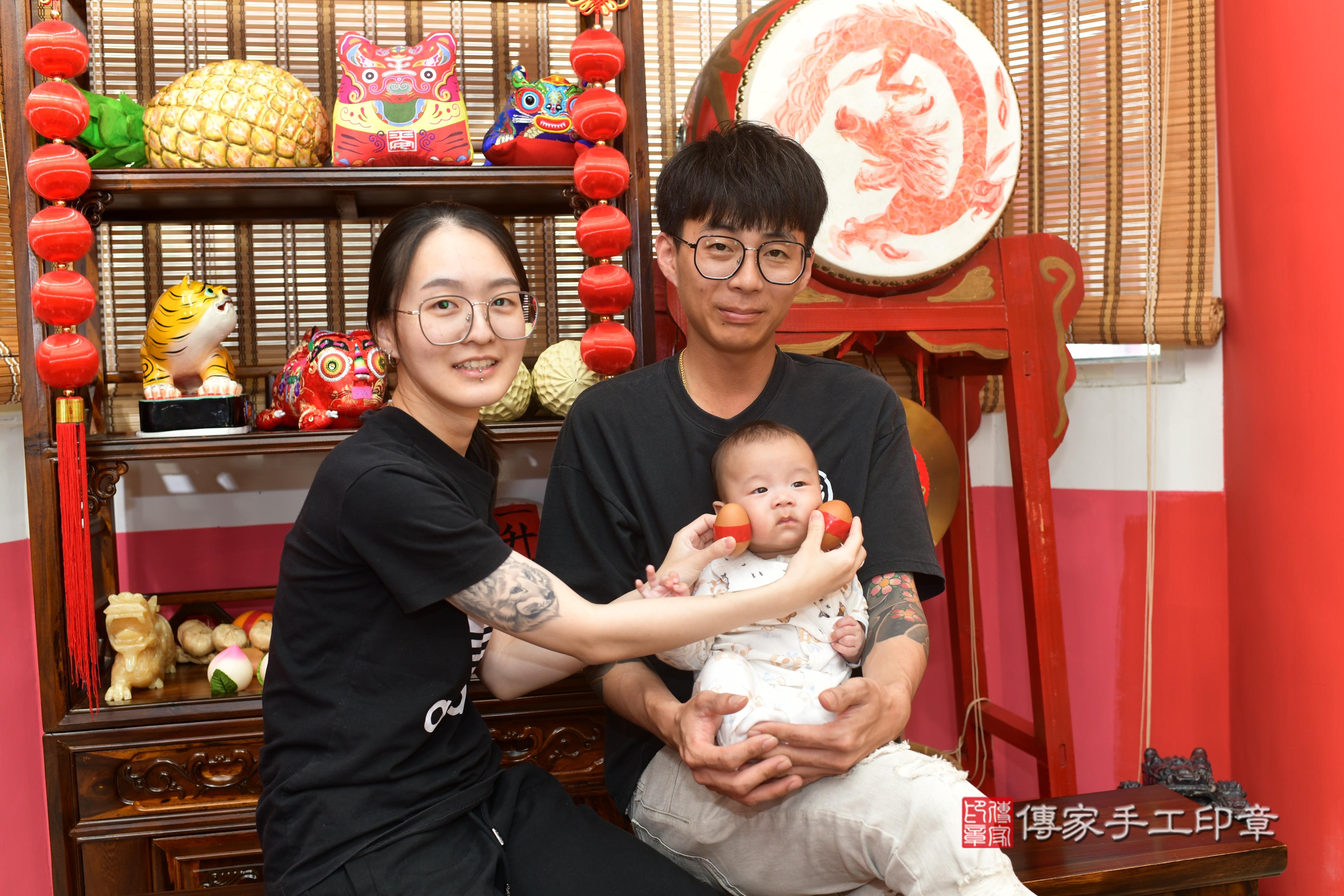 傳家手工印章台南店、抓周、度脺、中國風會場、傳家嬰兒古禮、吉祥話、抓周道具物品24種、拍照。抓周證書。寶寶抓周、滿周歲、生日快樂、祝福