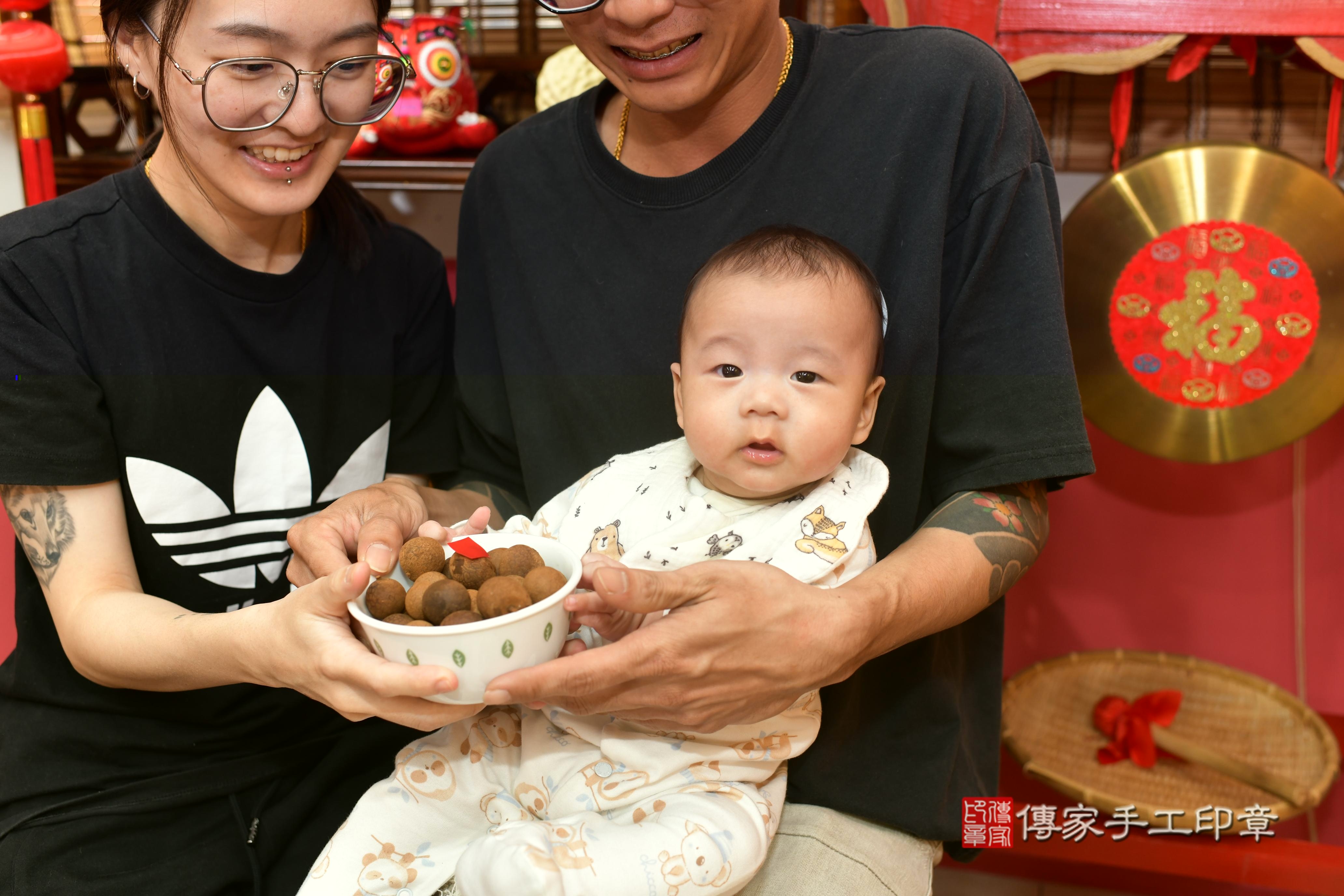 傳家手工印章台南店、抓周、度脺、中國風會場、傳家嬰兒古禮、吉祥話、抓周道具物品24種、拍照。抓周證書。寶寶抓周、滿周歲、生日快樂、祝福