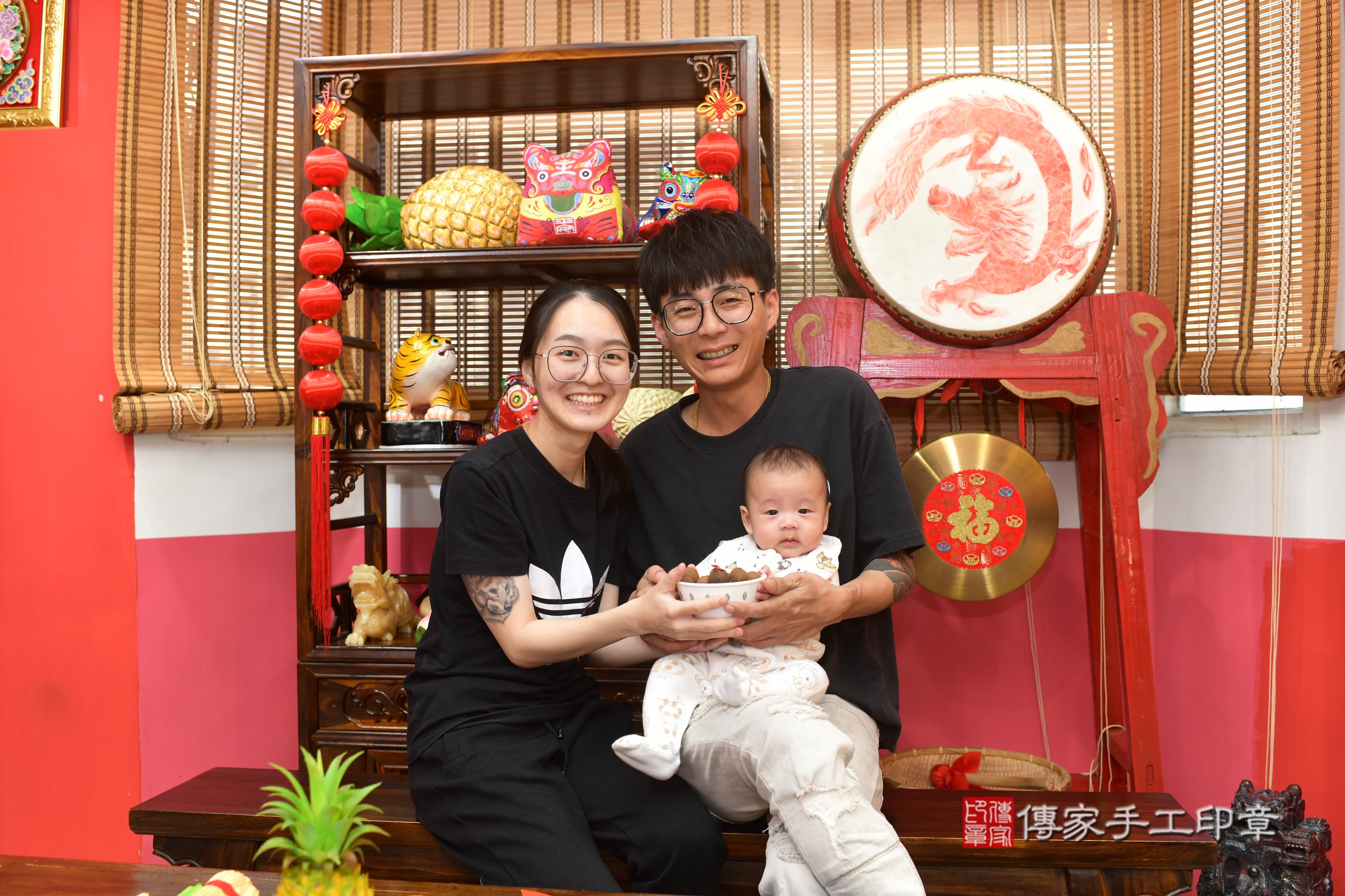 傳家手工印章台南店、抓周、度脺、中國風會場、傳家嬰兒古禮、吉祥話、抓周道具物品24種、拍照。抓周證書。寶寶抓周、滿周歲、生日快樂、祝福