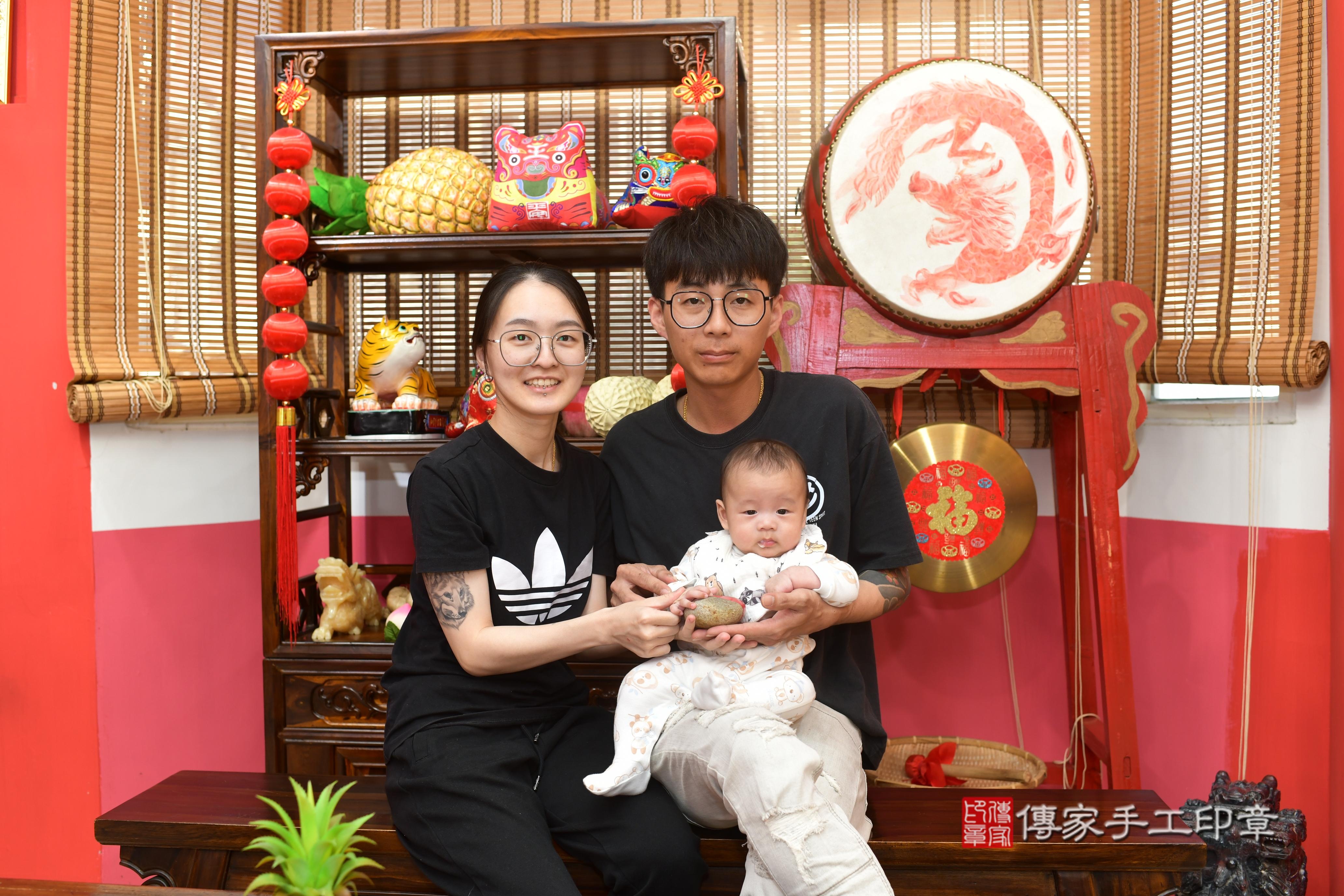 傳家手工印章台南店、抓周、度脺、中國風會場、傳家嬰兒古禮、吉祥話、抓周道具物品24種、拍照。抓周證書。寶寶抓周、滿周歲、生日快樂、祝福