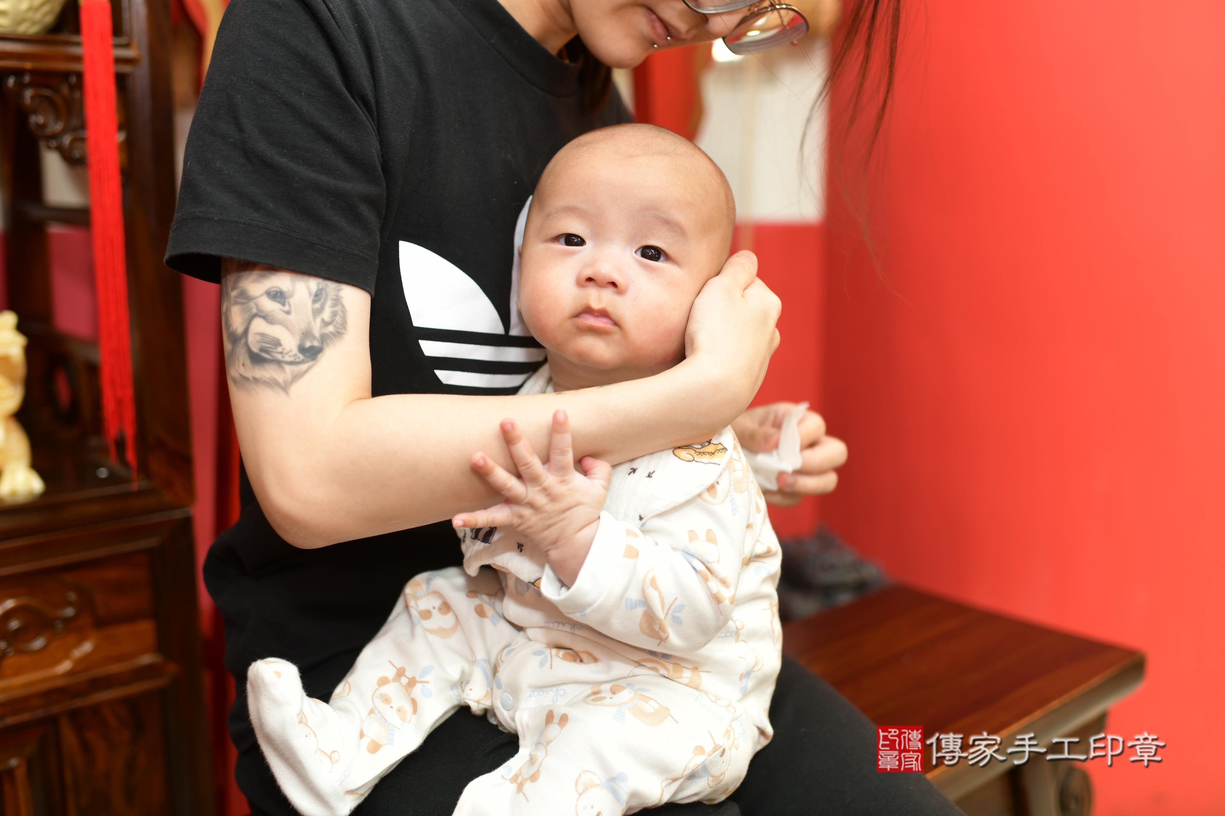 傳家手工印章台南店、抓周、度脺、中國風會場、傳家嬰兒古禮、吉祥話、抓周道具物品24種、拍照。抓周證書。寶寶抓周、滿周歲、生日快樂、祝福