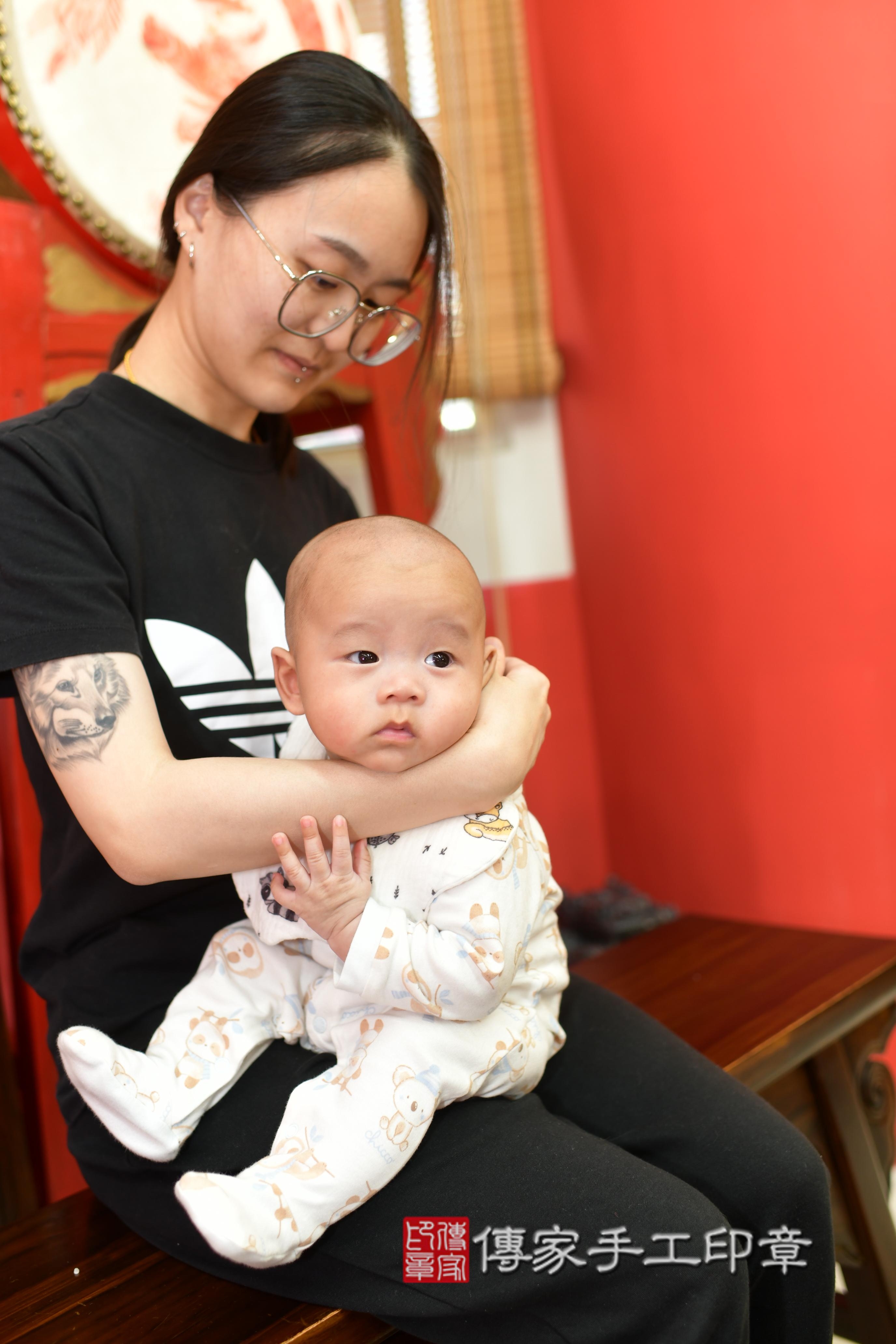 傳家手工印章台南店、抓周、度脺、中國風會場、傳家嬰兒古禮、吉祥話、抓周道具物品24種、拍照。抓周證書。寶寶抓周、滿周歲、生日快樂、祝福