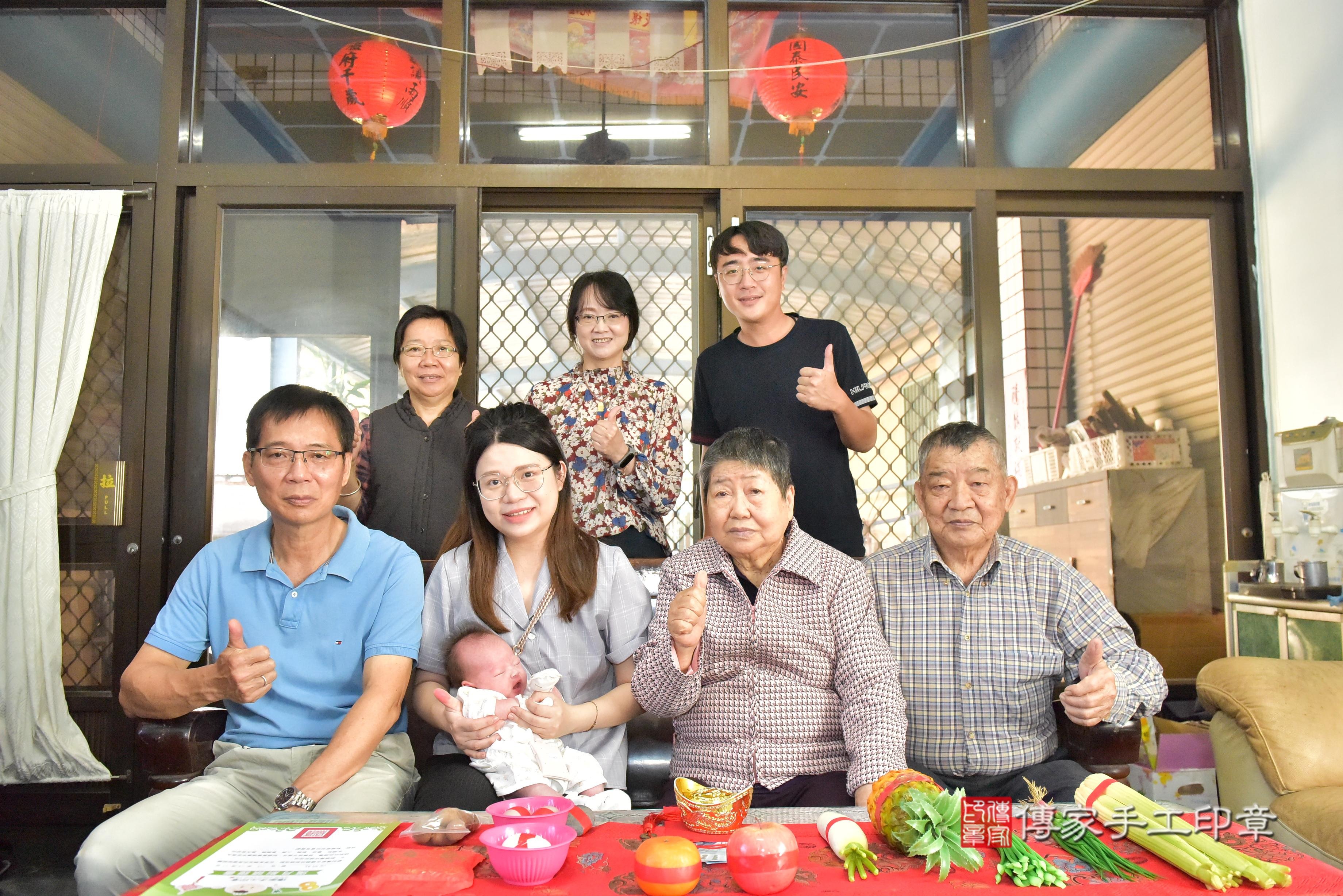 傳家手工印章台南店、抓周、度脺、中國風會場、傳家嬰兒古禮、吉祥話、抓周道具物品24種、拍照。抓周證書。寶寶抓周、滿周歲、生日快樂、祝福