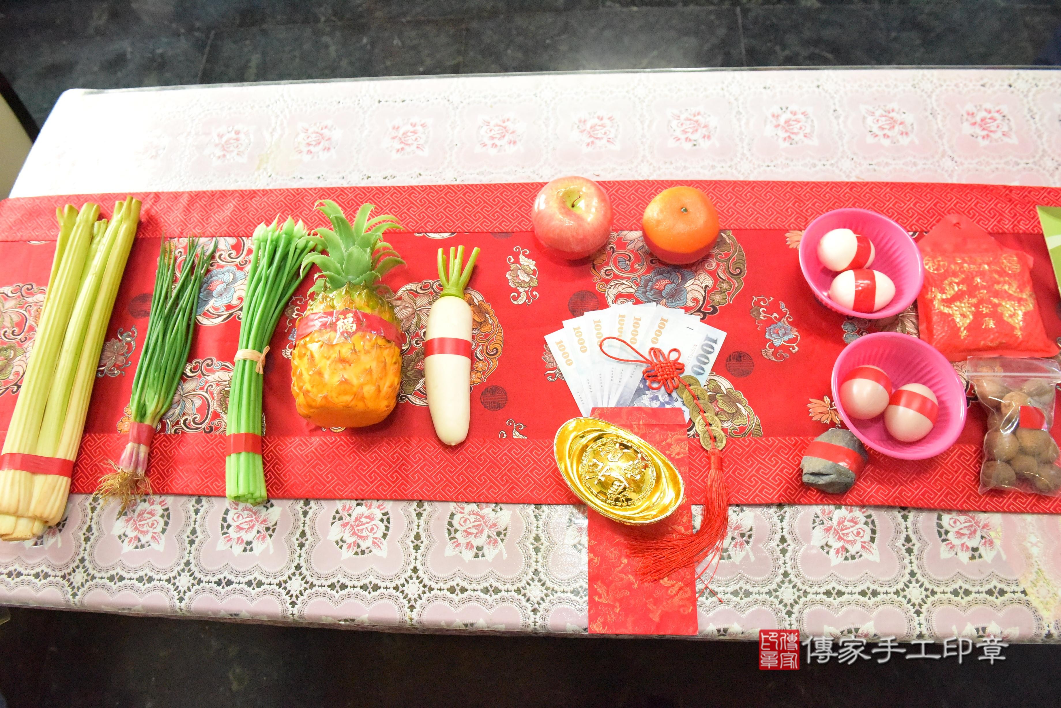 傳家手工印章台南店、抓周、度脺、中國風會場、傳家嬰兒古禮、吉祥話、抓周道具物品24種、拍照。抓周證書。寶寶抓周、滿周歲、生日快樂、祝福