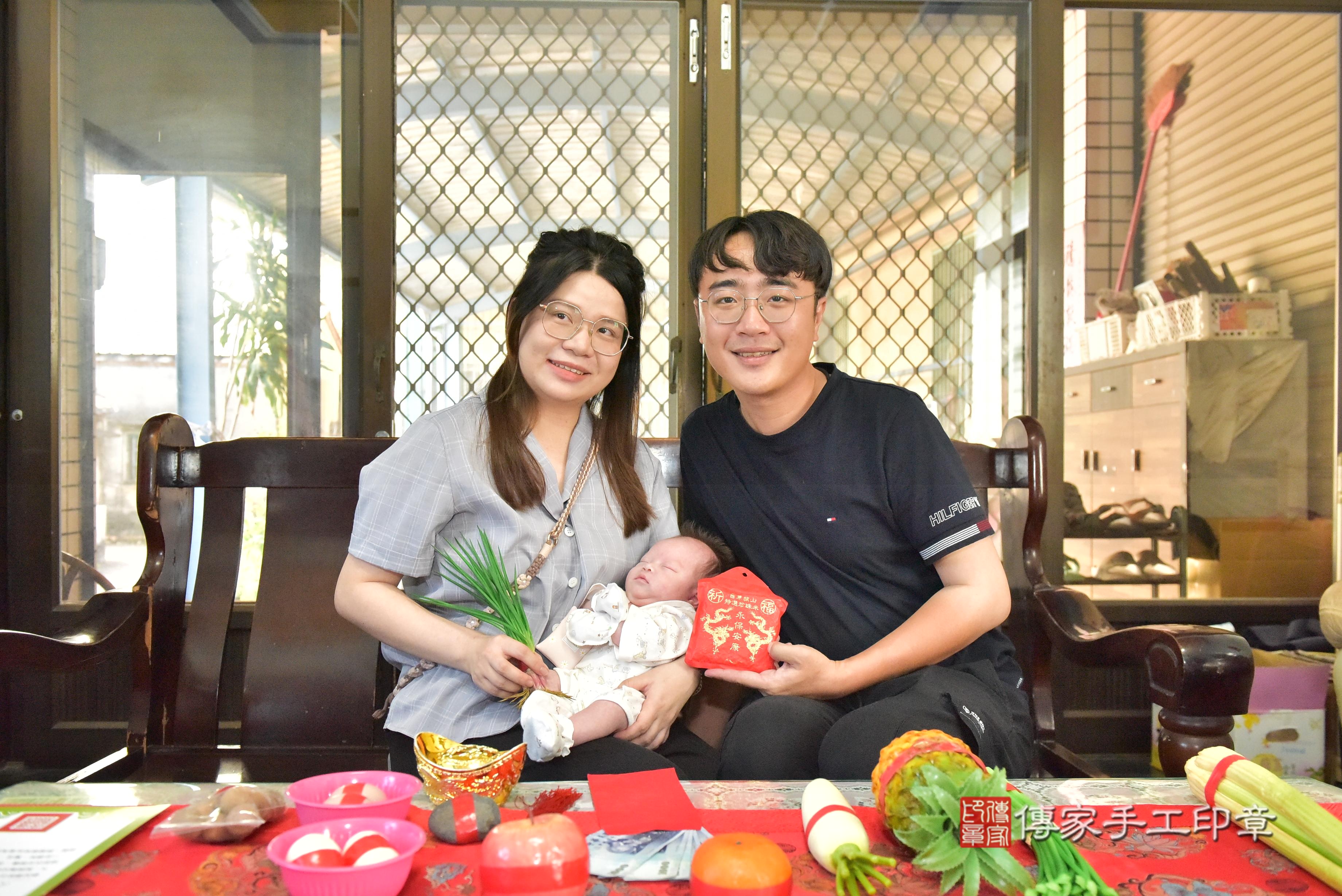傳家手工印章台南店、抓周、度脺、中國風會場、傳家嬰兒古禮、吉祥話、抓周道具物品24種、拍照。抓周證書。寶寶抓周、滿周歲、生日快樂、祝福