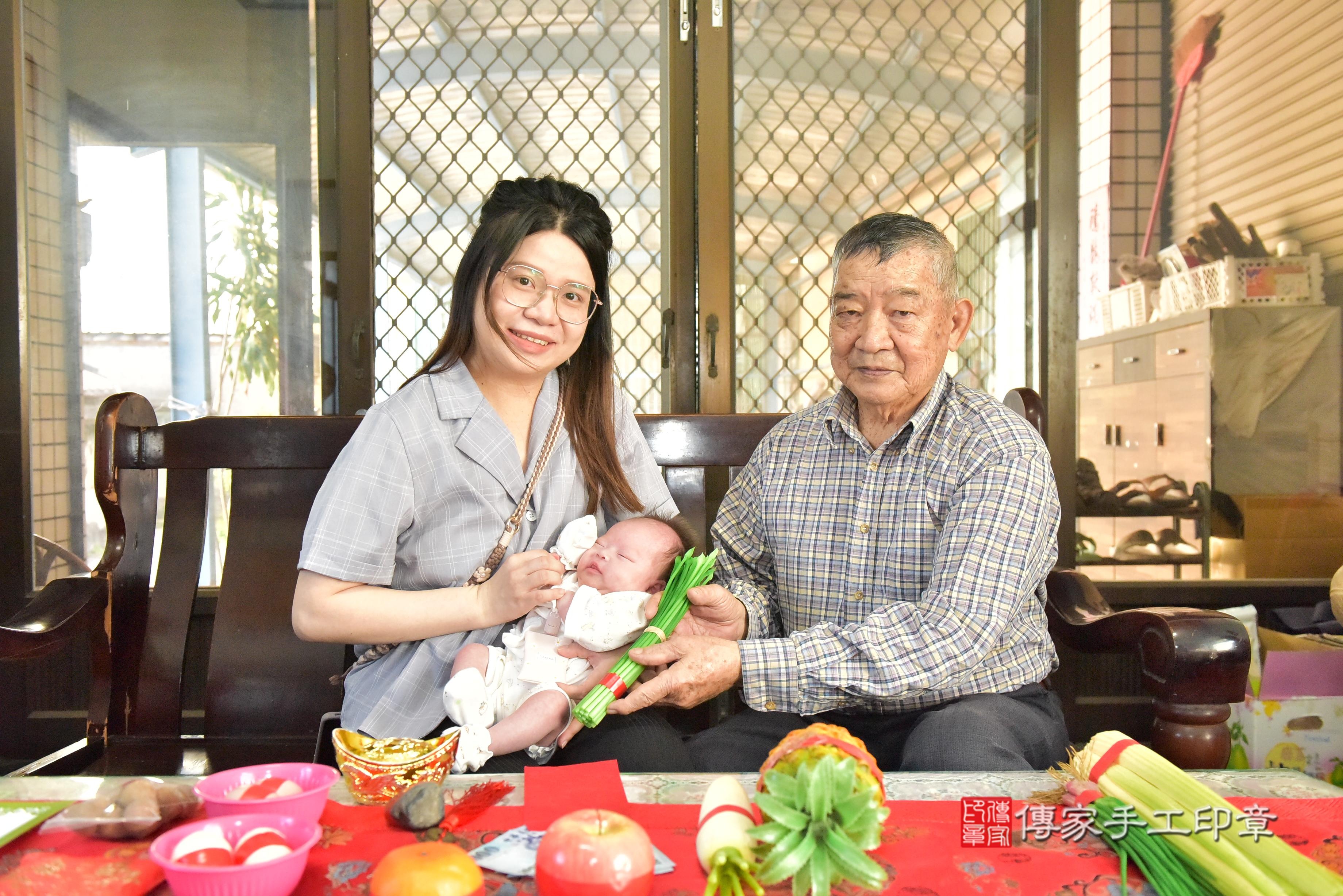 傳家手工印章台南店、抓周、度脺、中國風會場、傳家嬰兒古禮、吉祥話、抓周道具物品24種、拍照。抓周證書。寶寶抓周、滿周歲、生日快樂、祝福