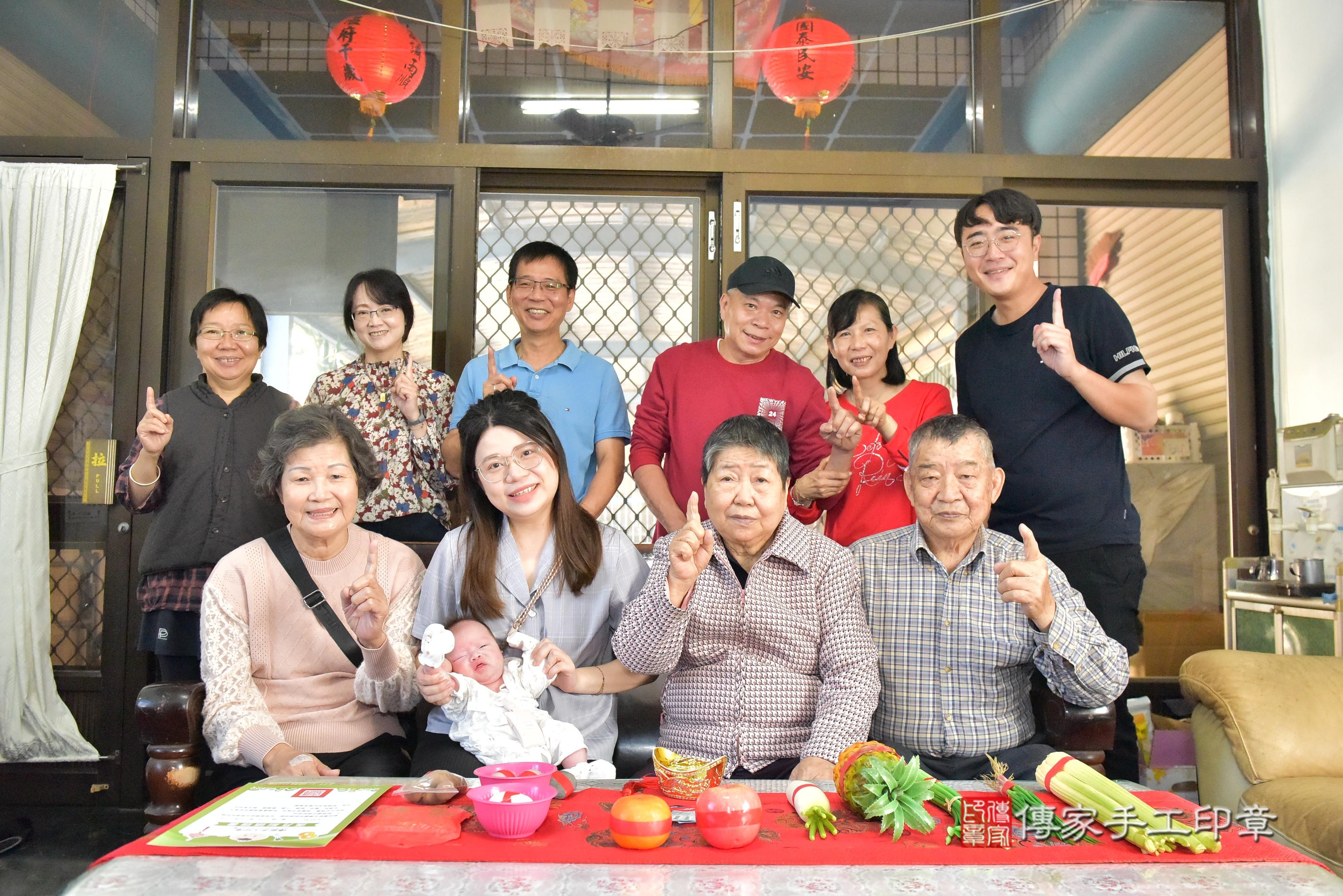 傳家手工印章台南店、抓周、度脺、中國風會場、傳家嬰兒古禮、吉祥話、抓周道具物品24種、拍照。抓周證書。寶寶抓周、滿周歲、生日快樂、祝福