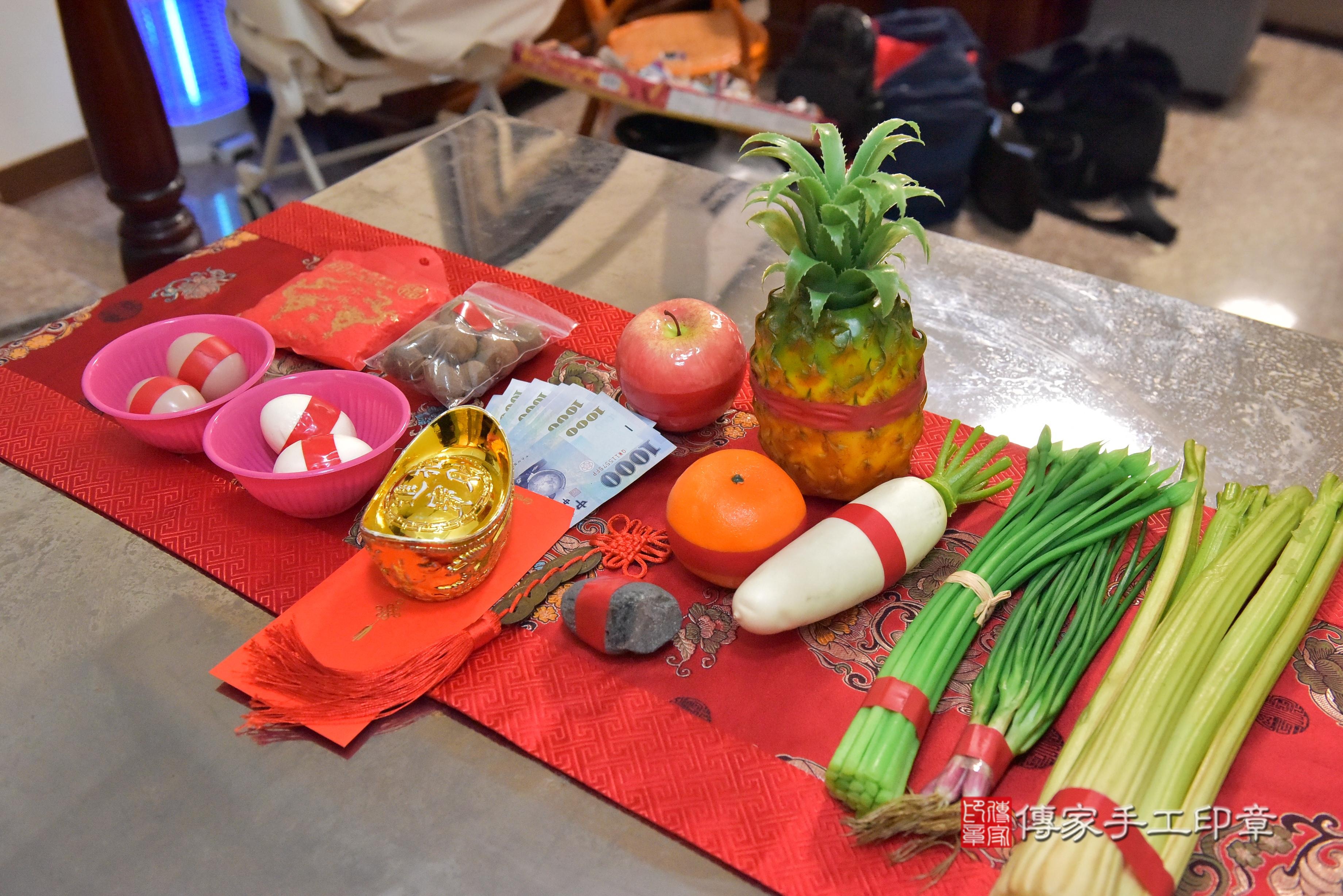 傳家手工印章台南店、抓周、度脺、中國風會場、傳家嬰兒古禮、吉祥話、抓周道具物品24種、拍照。抓周證書。寶寶抓周、滿周歲、生日快樂、祝福